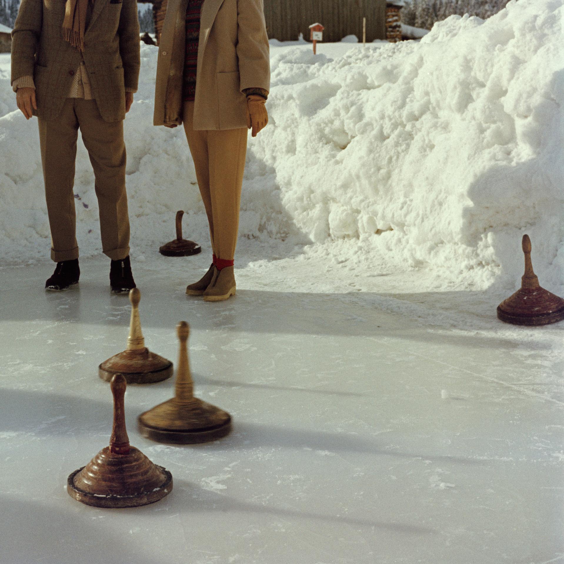 Eisstockschießen, Österreich, Nachlass-Edition, Winter-Porträtfoto (Realismus), Photograph, von Slim Aarons