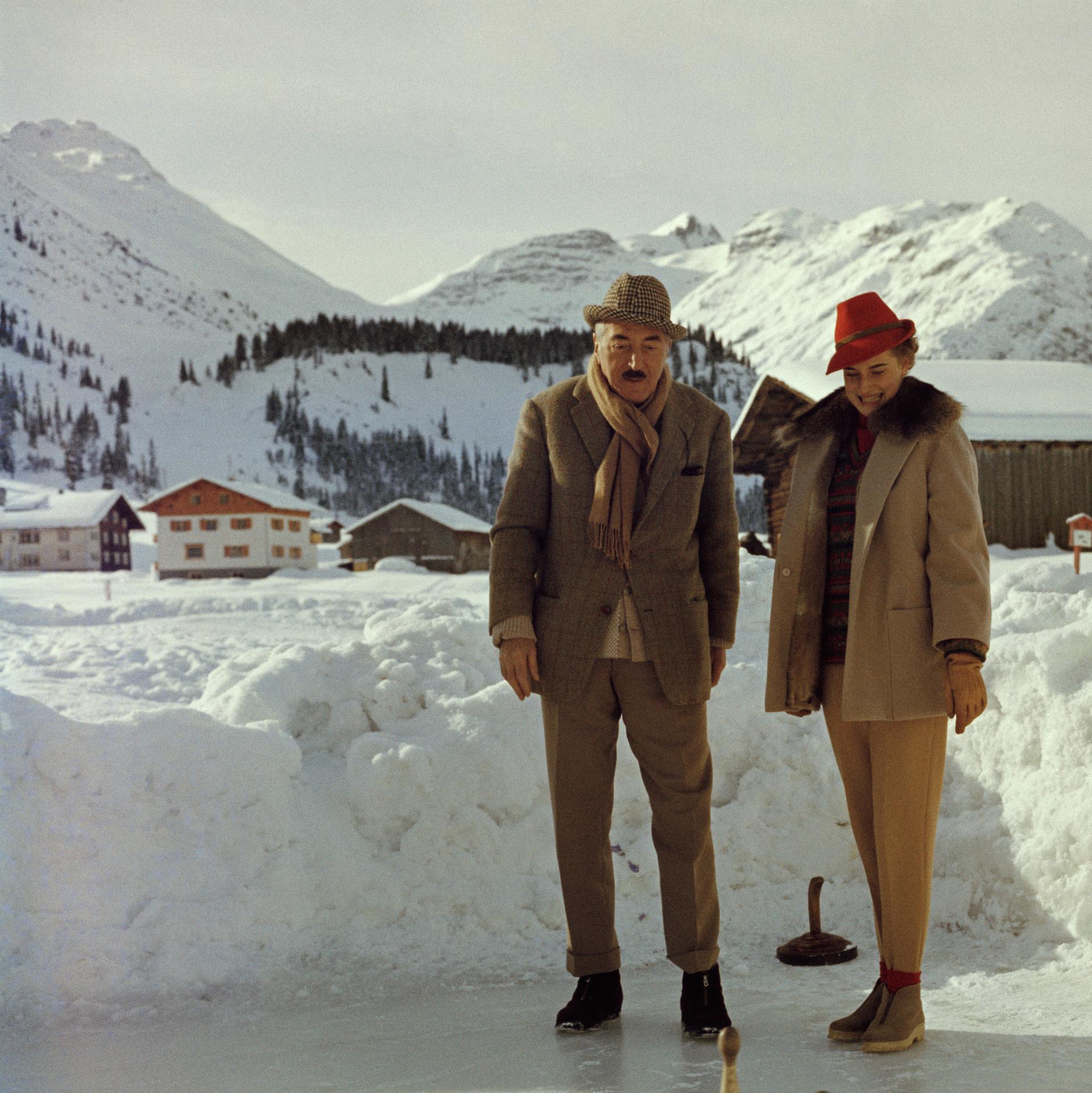 Eisstockschießen, Österreich, Nachlass-Edition, Winter-Porträtfoto (Grau), Portrait Photograph, von Slim Aarons