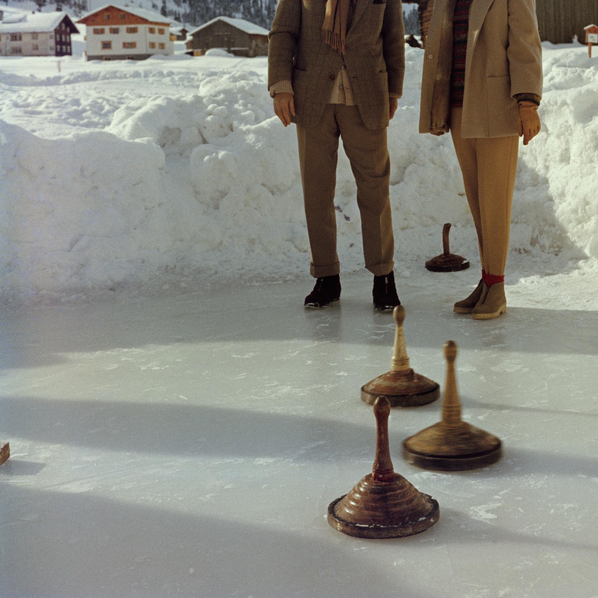 Eisstockschießen, Österreich, Nachlass-Edition, Winter-Porträtfoto

Diese Winterlandschaft aus den frühen 1960er Jahren, aufgenommen vom Society-Fotografen Slim Aarons, zeigt Heinrich Dite und Leonie Heller beim Eisstockschießen in Lech,