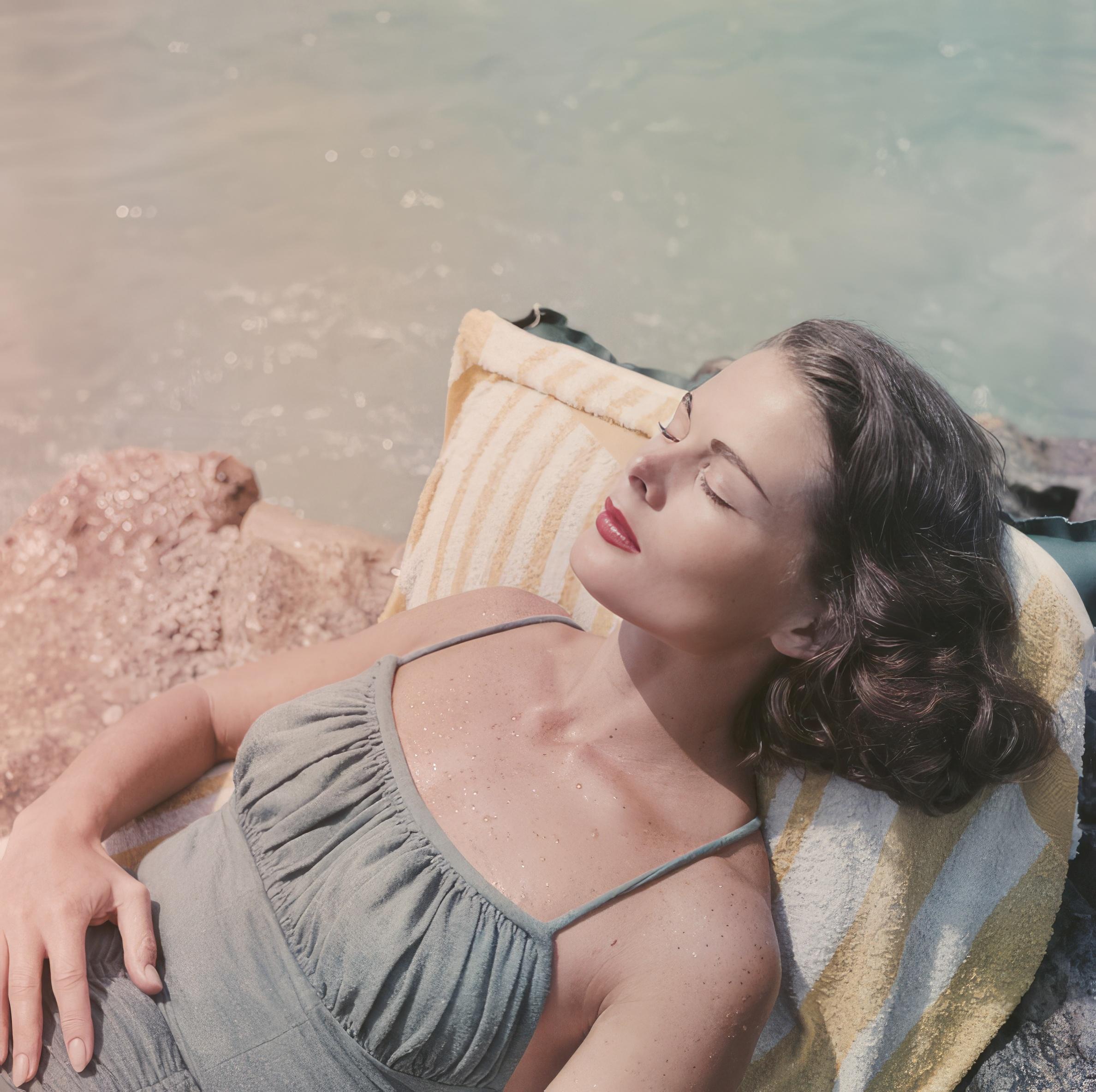 Color Photograph Slim Aarons - Dee Hartford à Monaco (édition de la succession d'Aarons)