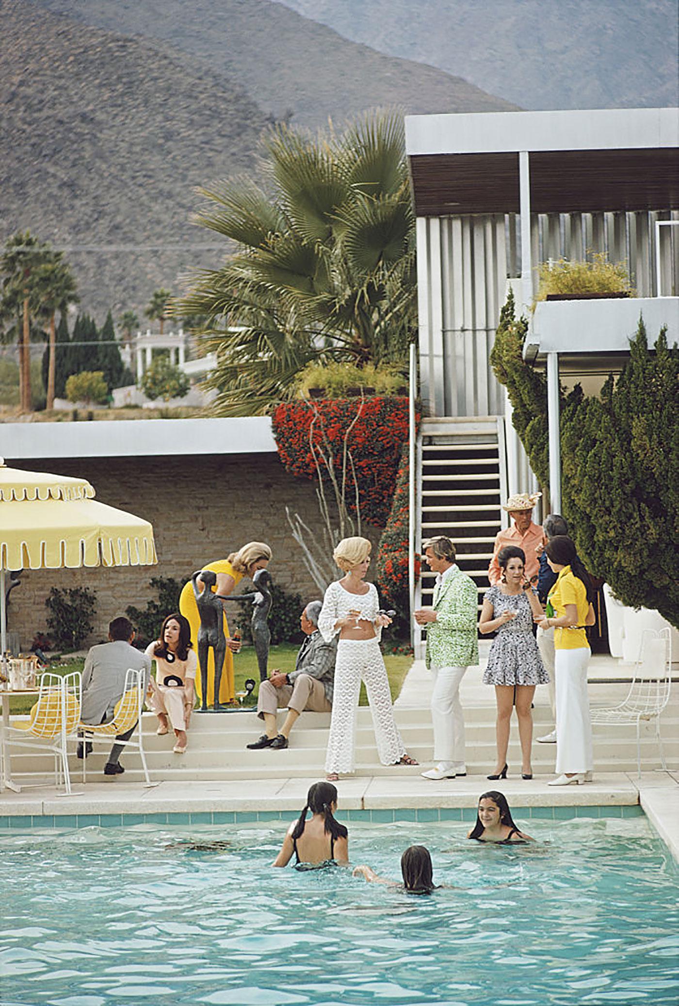 Fête de la maison du désert 
1970 (imprimé ultérieurement)
Impression chromogène Lambda
Édition spéciale de 150 exemplaires

Invités au bord de la piscine de la maison du désert de Nelda Linsk à Palm Springs, Californie, janvier 1970. La maison a