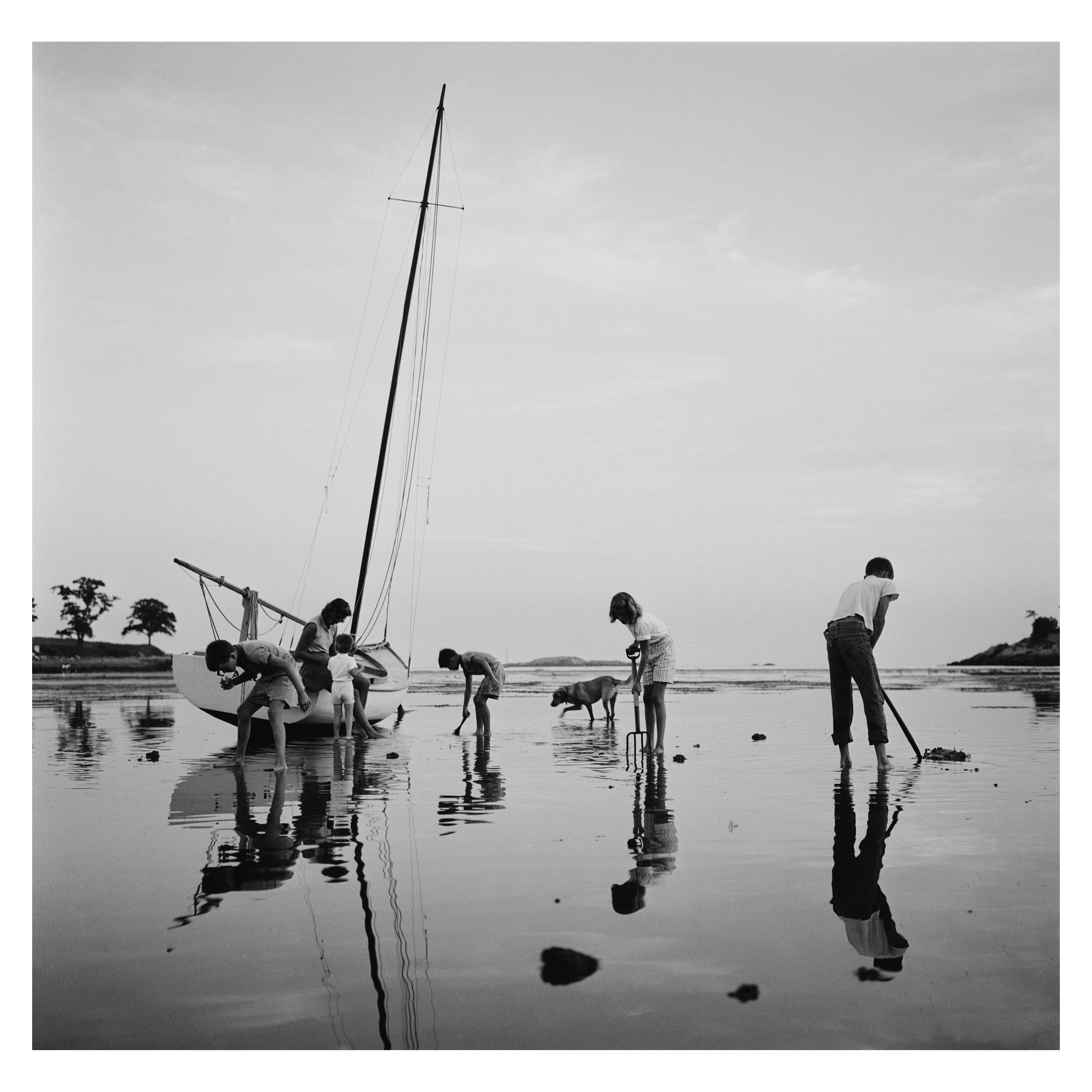 Slim Aarons Black and White Photograph – Digging For Clams, Nachlass-Ausgabe
