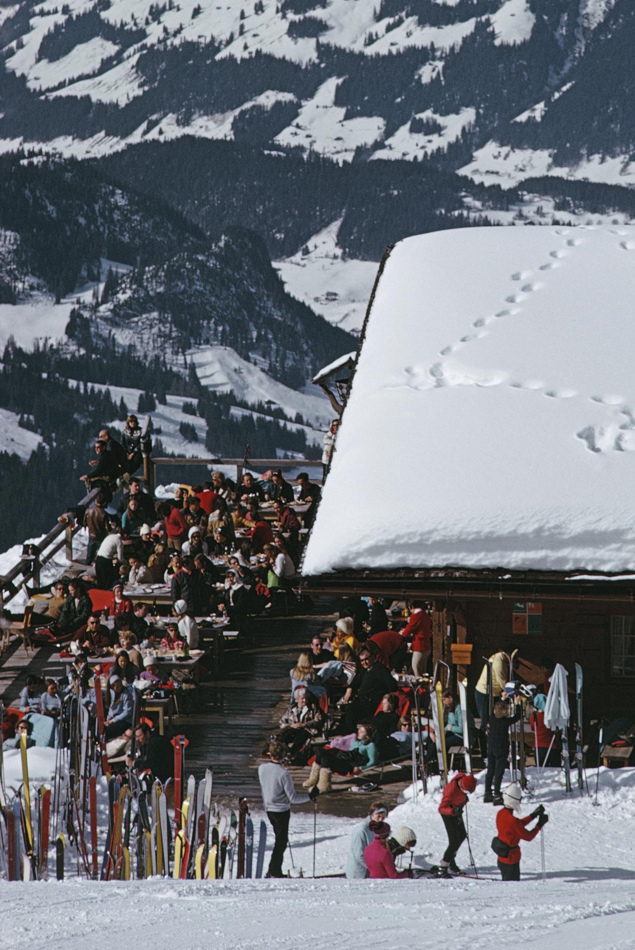 Esszimmer im Eagle Club, Schweiz, Nachlassausgabe, Winterlandschaft, Fotograpie im Angebot 1