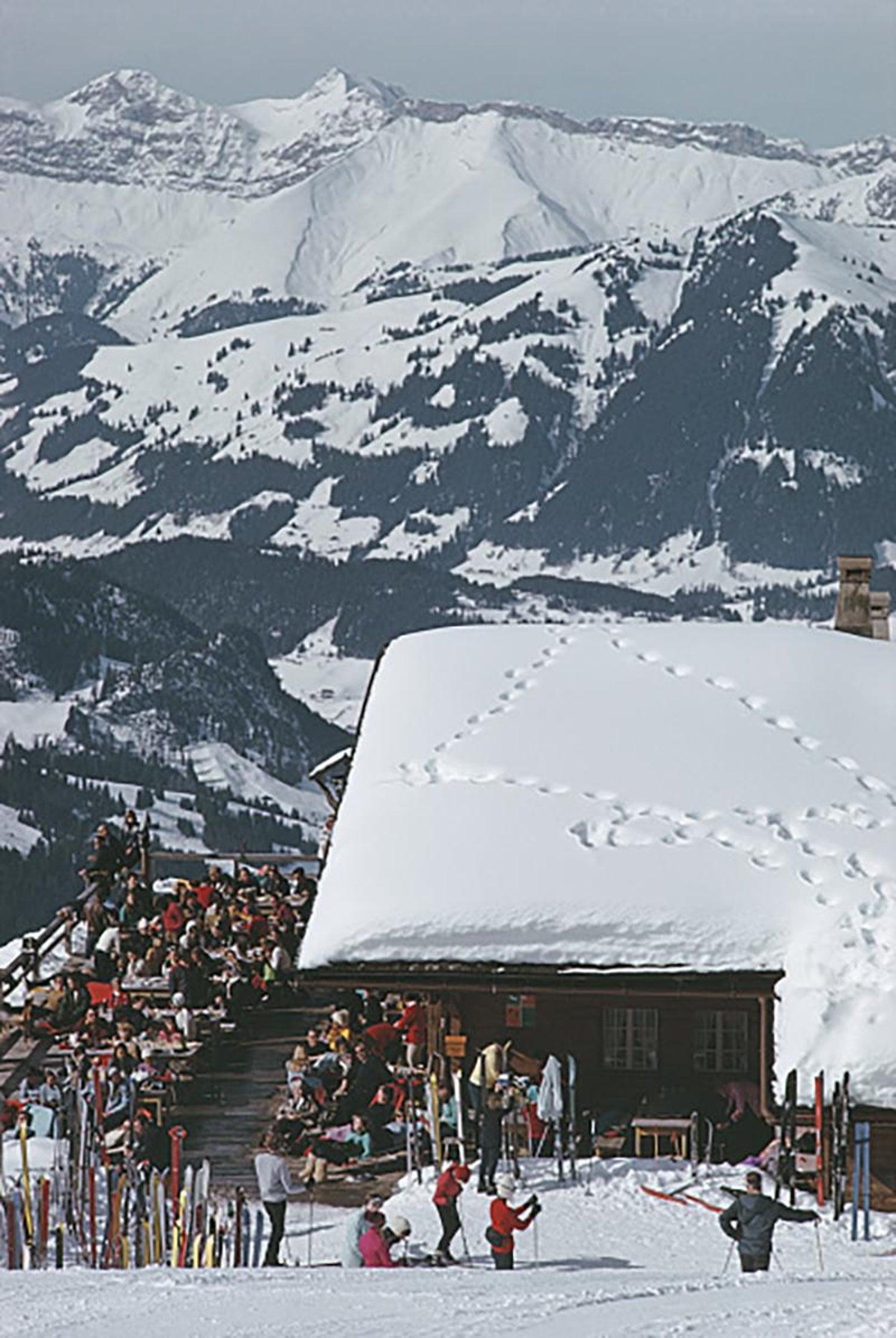 Slim Aarons Color Photograph – Esszimmer im Eagle Club, Schweiz, Nachlassausgabe, Winterlandschaft, Fotograpie