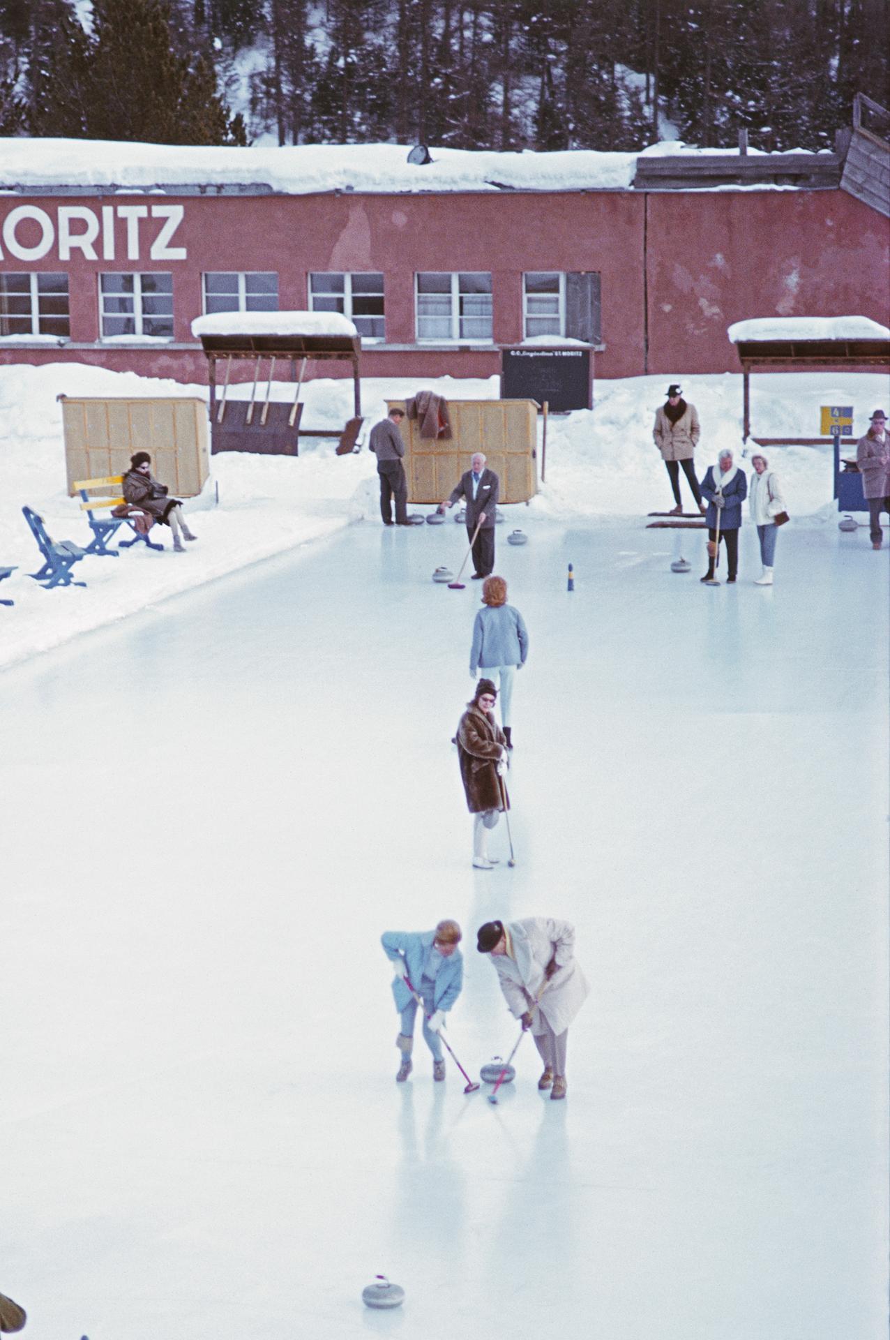 Des joueurs de curling sur une piste de curling à St Moritz, en Suisse, en mars 1963. 

Slim Aarons Estate Edition, certificat d'authenticité inclus.
Numéroté et tamponné par la succession Slim Aarons
Le collectionneur recevra le prochain numéro de