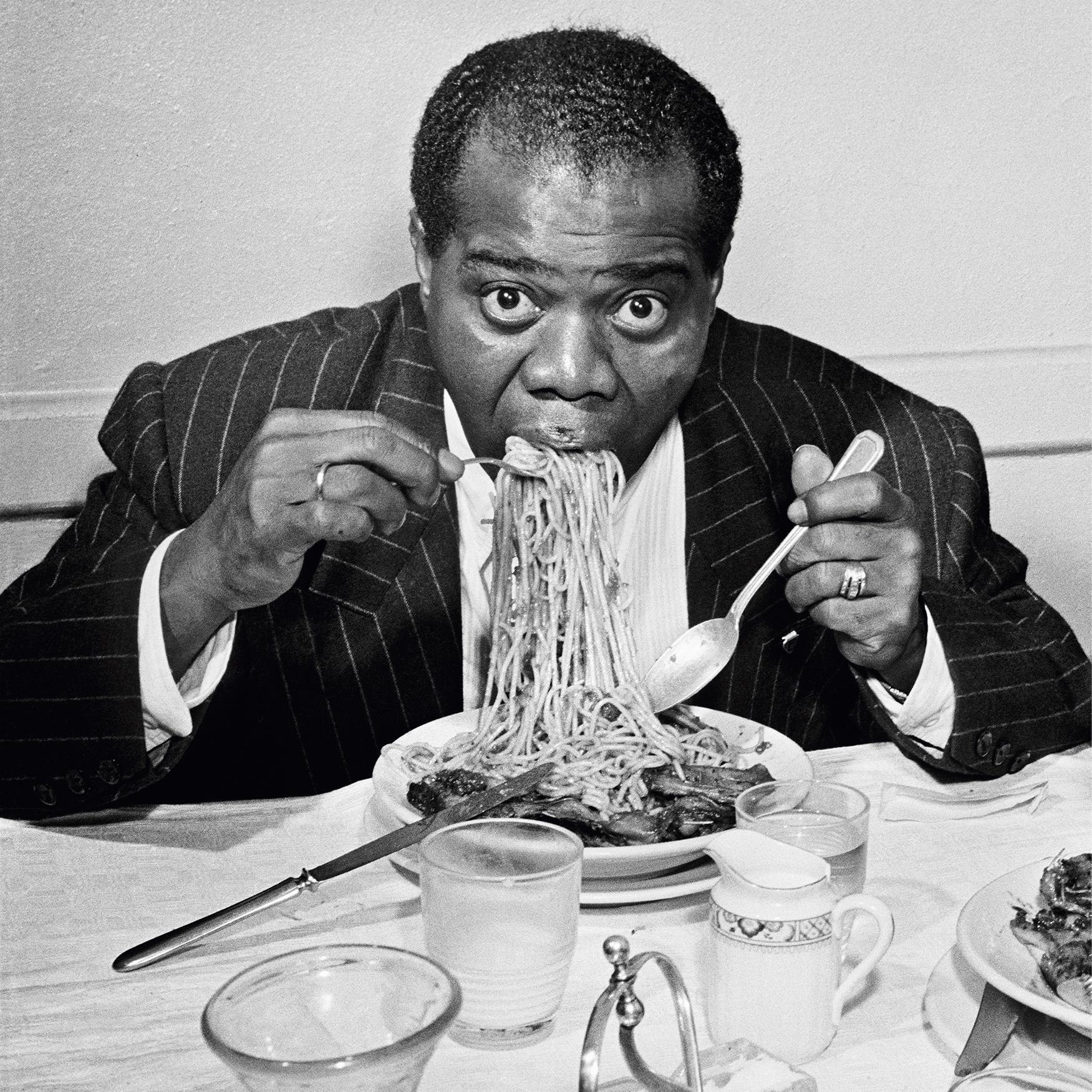 Slim Aarons Black and White Photograph – Dinner Jazz, Louis Armstrong im Rom der 1940er Jahre, Nachlassausgabe