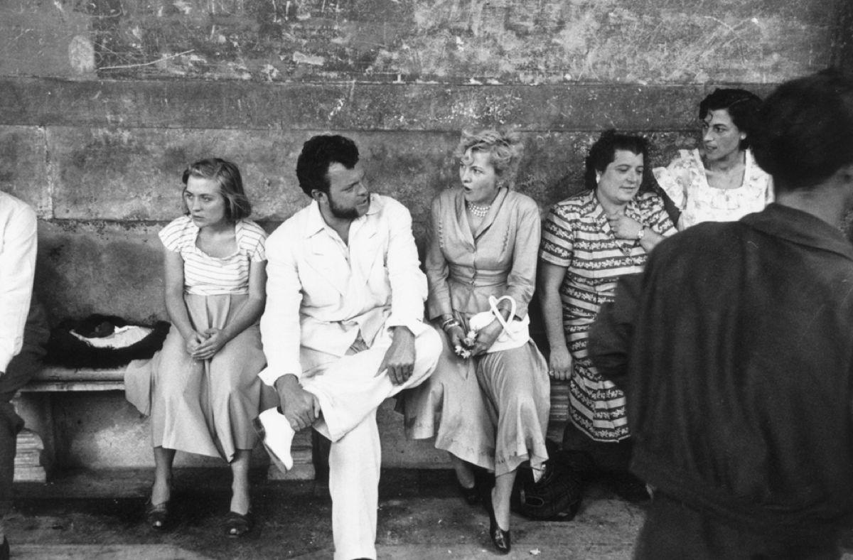 Figurative Photograph Slim Aarons - Le directeur et l'étoile d'Orson Welles sur le plateau d'Othello