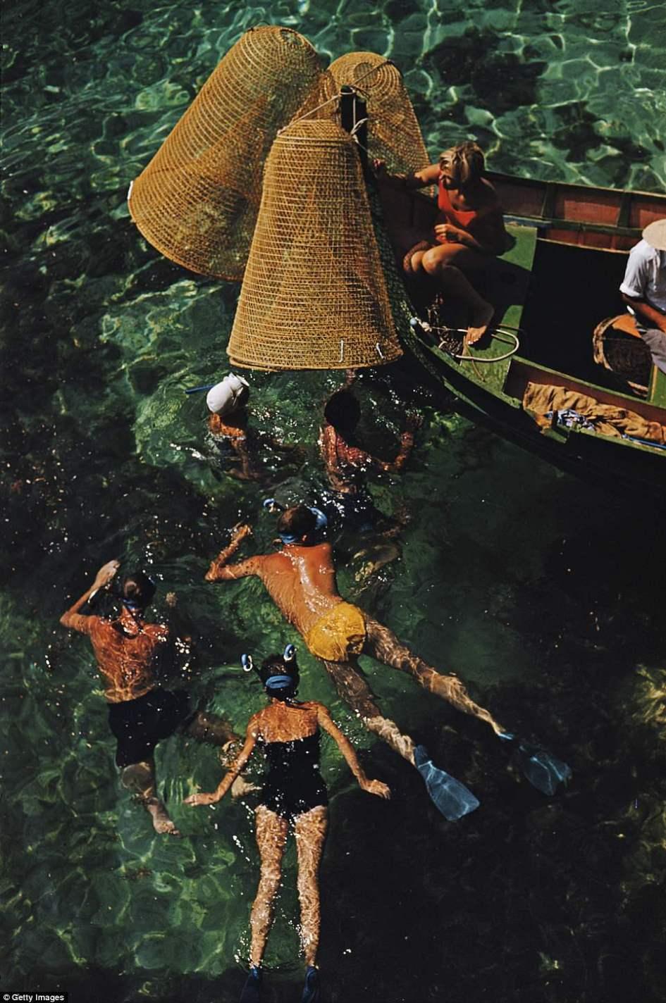 Slim Aarons Color Photograph – Diving In: Snorkeling in Malta, Nachlassausgabe