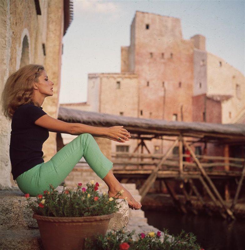 'Dolores Guinness' 1965 Slim Aarons - Imprimé de succession en édition limitée - surdimensionné