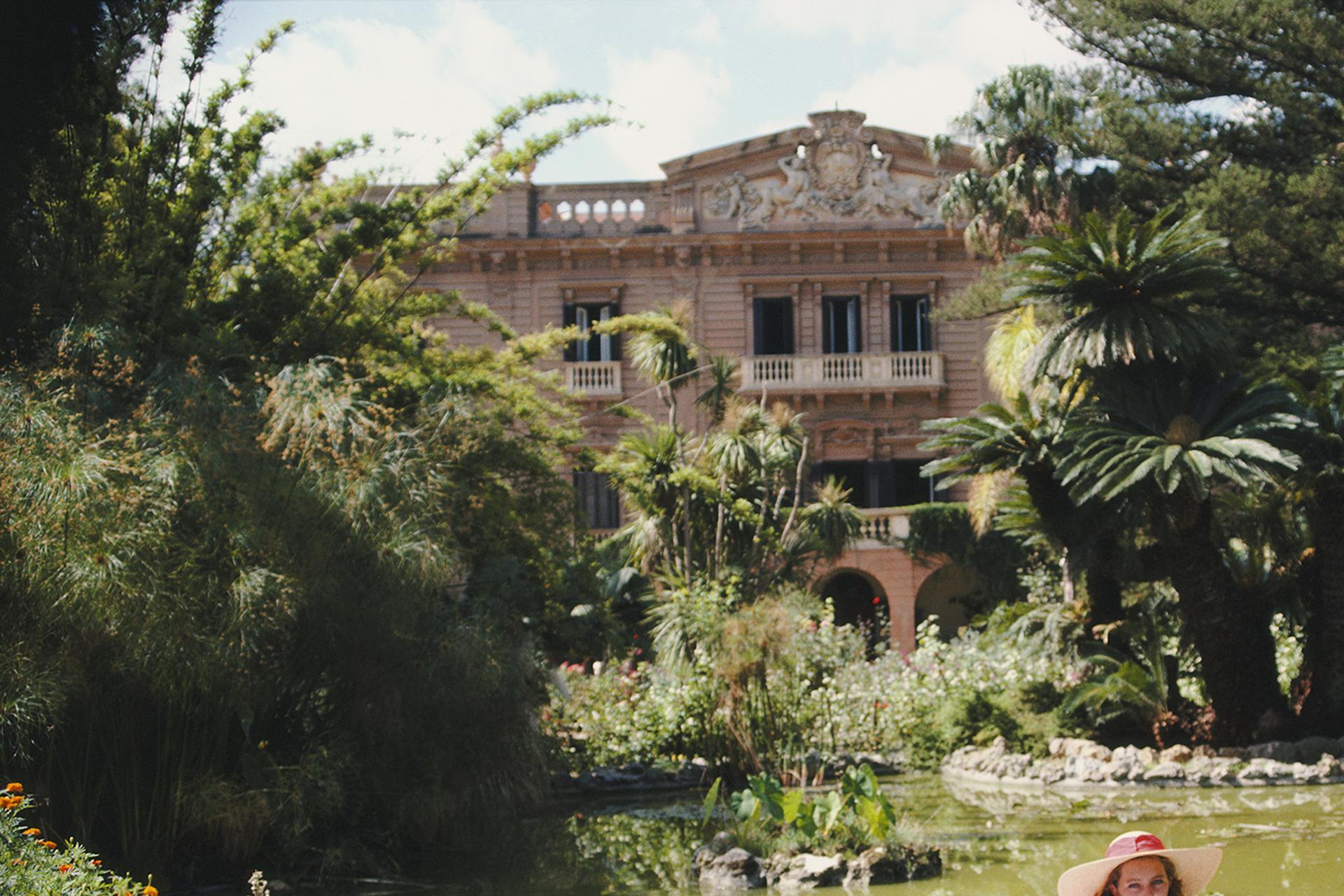 Aonna Lanza Di Mazzarino, Sicile, édition familiale, photographie de portrait - Noir Landscape Photograph par Slim Aarons