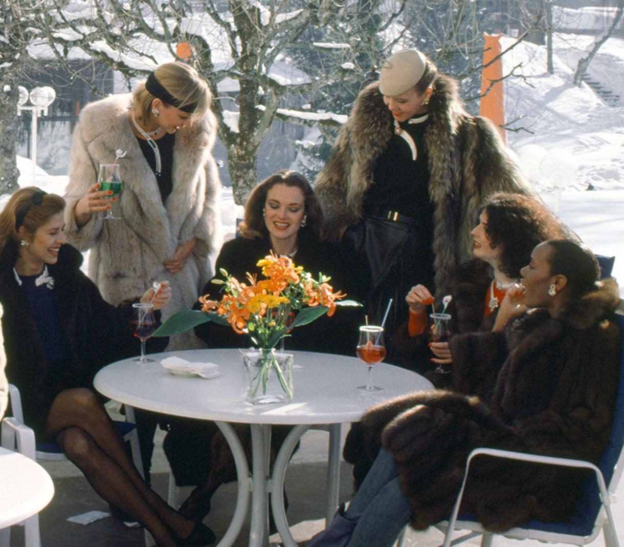 Drinks at Gstaad - Photographie numérique de type C, estampillée en édition limitée en vente 1