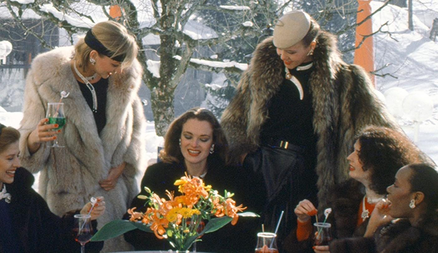 Drinks at Gstaad - Photographie numérique de type C, estampillée en édition limitée en vente 3