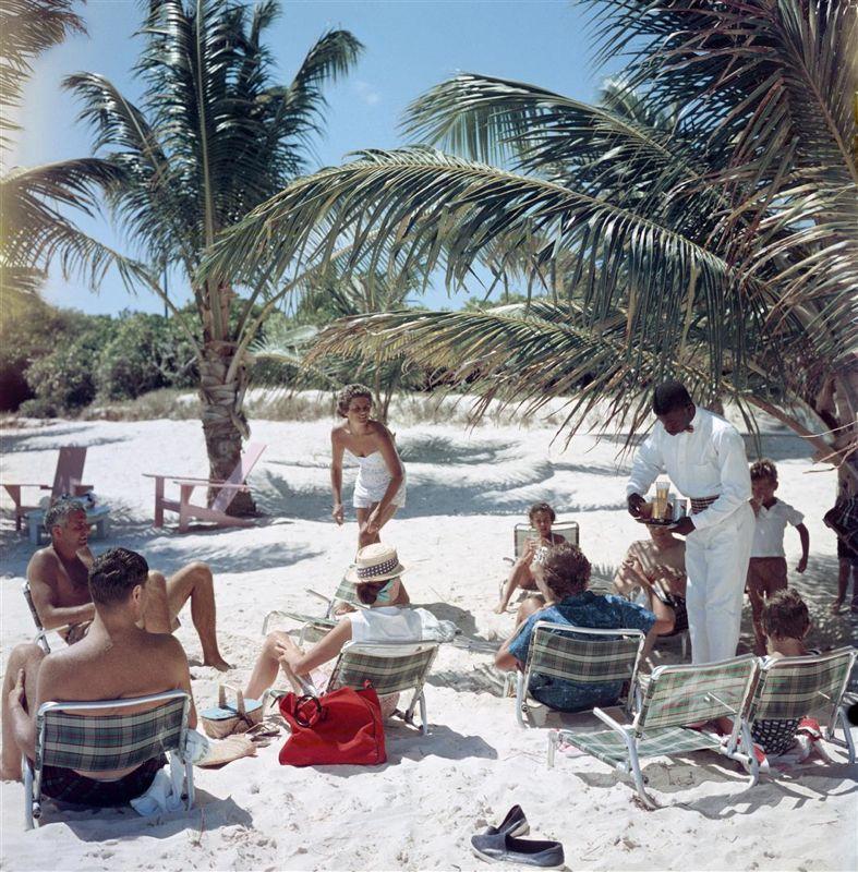 Color Photograph Slim Aarons - Drinks On The Beach (1960) Série limitée estampillée