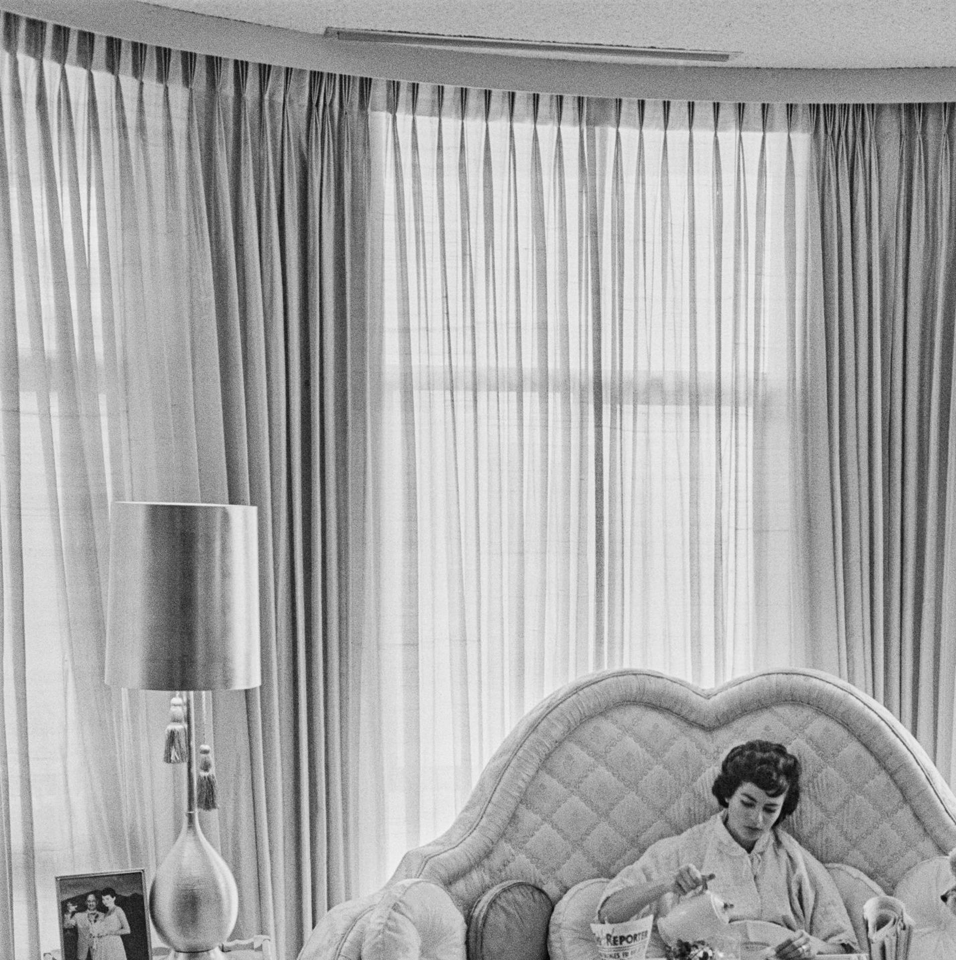 Die Schauspielerin Eden Hartford, die Schwester von Dee, in dem Haus in Hollywood, das sie mit ihrem Mann, dem Komiker Groucho Marx, teilte.

Schlanke Aarons
Eden Hartford
Schwarz-Weiß-Fotografie
Slim Aarons Estate Edition
Nummeriert und gestempelt