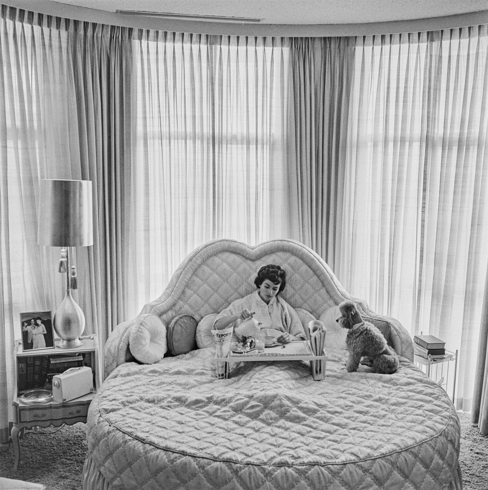 Slim Aarons Black and White Photograph – Eden Hartford, Hollywood, Nachlassausgabe, Porträtfotografie