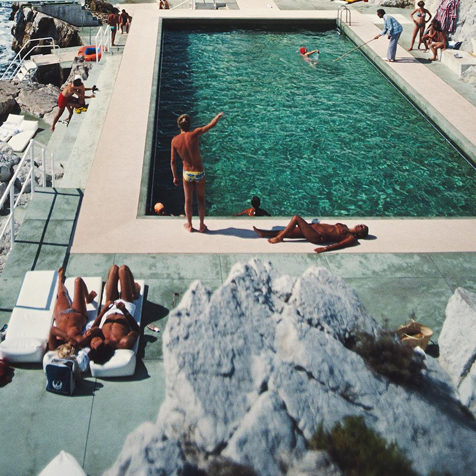 Piscine Eden-Roc, 1976 - Moderne Photograph par Slim Aarons