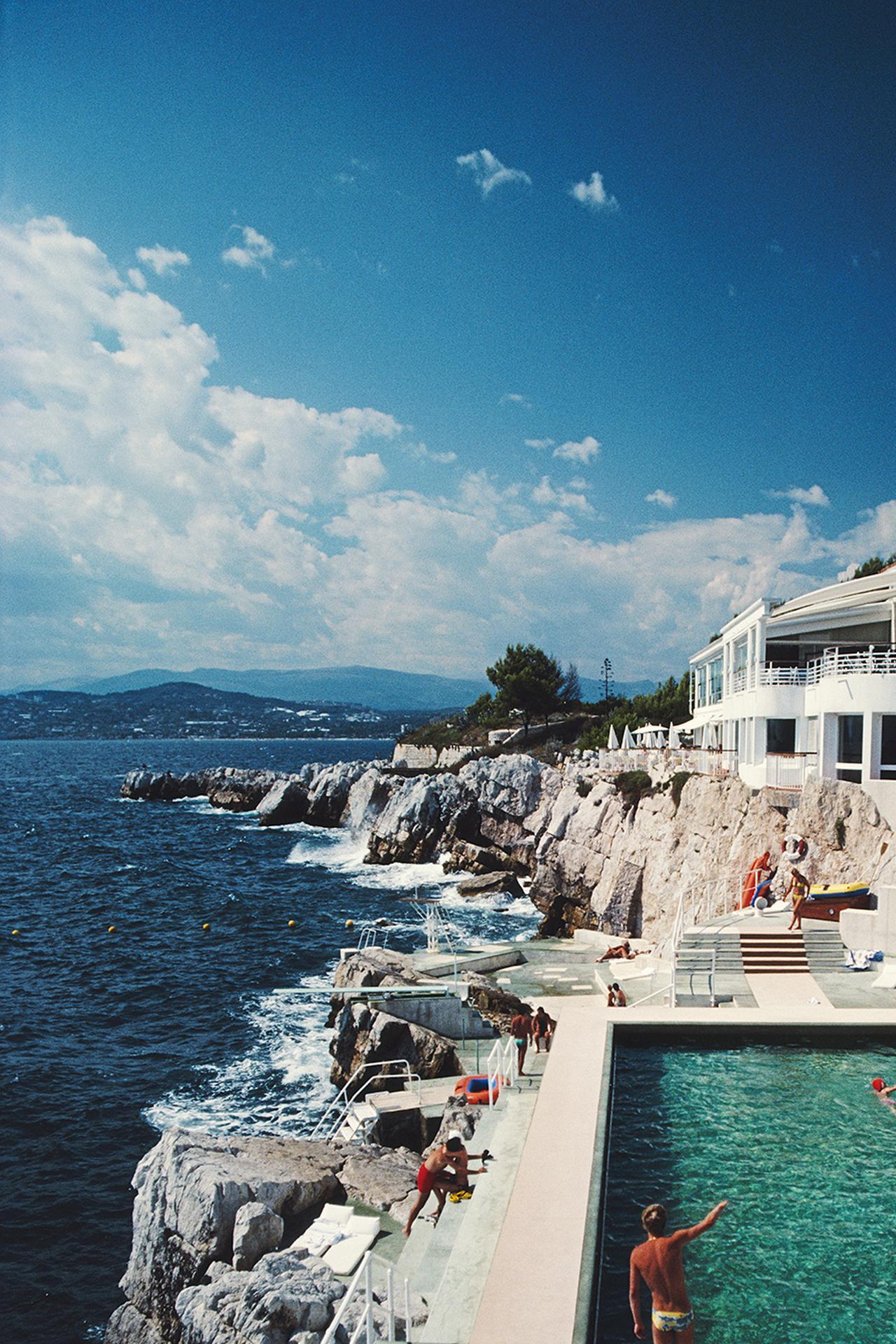Piscine de l'Eden-Roc, France, photographie en édition patrimoniale - Bleu Landscape Photograph par Slim Aarons