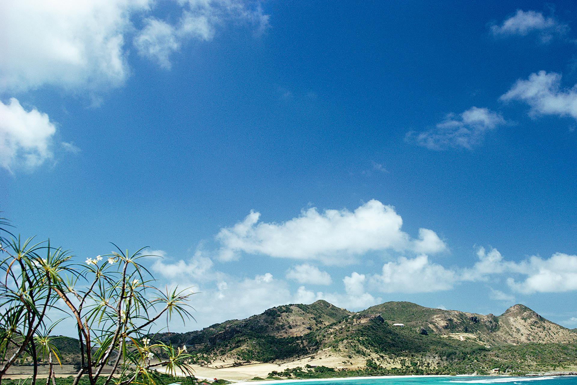 Eden Rock, Nachlassausgabe, Bucht von St. Jean in der Karibikinsel St. Barts (Blau), Landscape Photograph, von Slim Aarons
