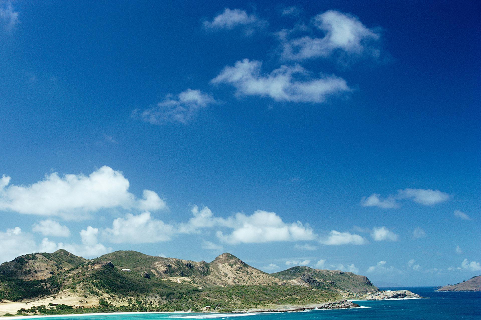 Diese Landschaftsfotografie aus der Mitte des Jahrhunderts, aufgenommen vom Society-Fotografen Slim Aarons, zeigt das Herrenhaus von Remy de Haenen auf einer Halbinsel in der Bucht von St. Jean am Eden Rock auf der Karibikinsel St. Barts