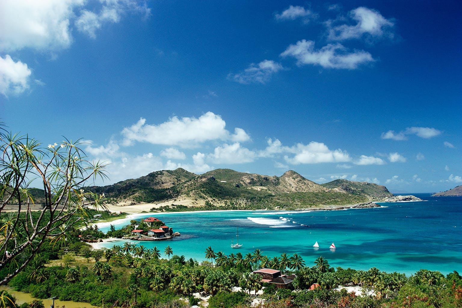 Slim Aarons Landscape Photograph – Eden Rock, Nachlassausgabe, Bucht von St. Jean in der Karibikinsel St. Barts