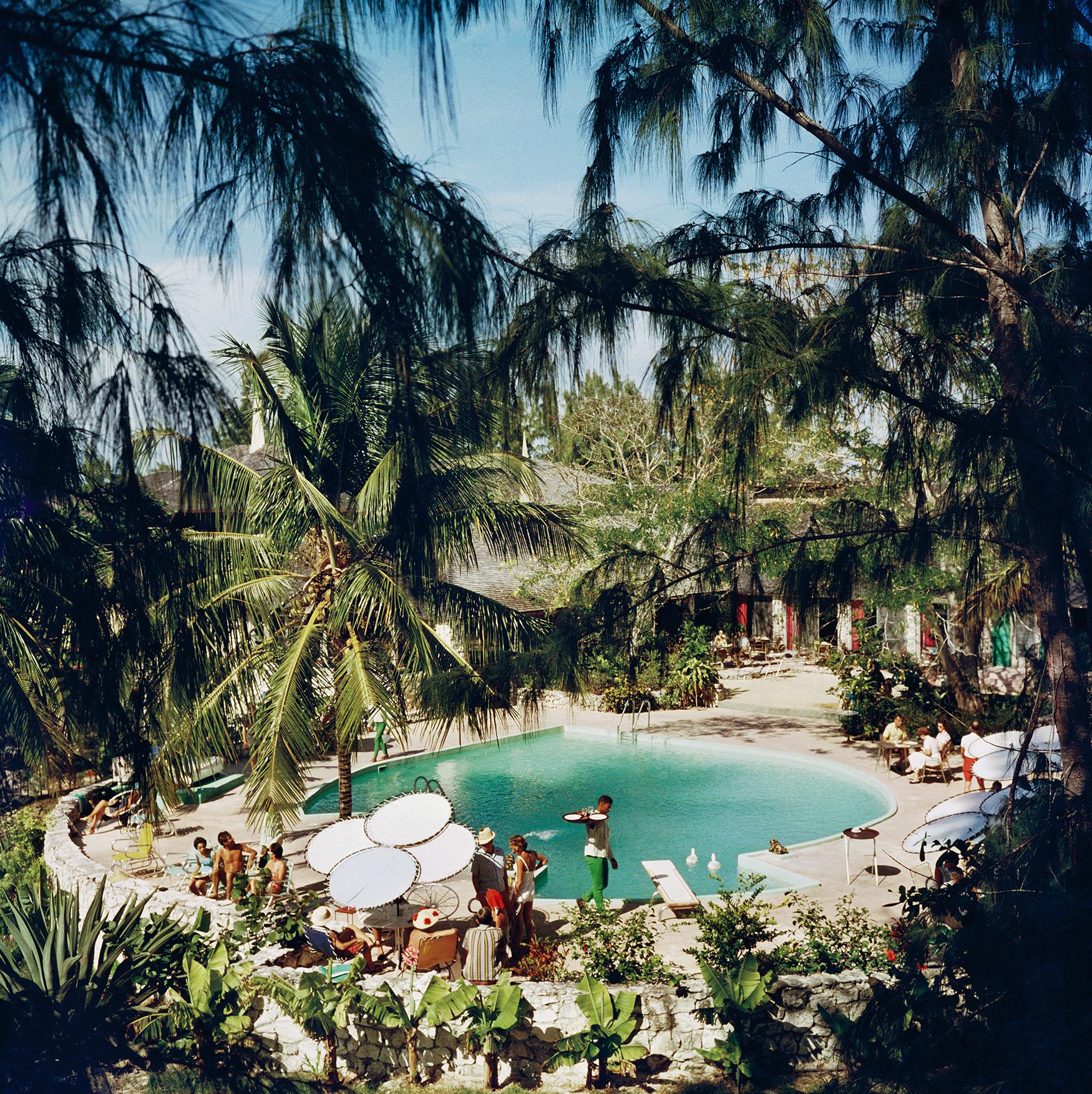 Figurative Photograph Slim Aarons - Une fête de piscine Eleuthera