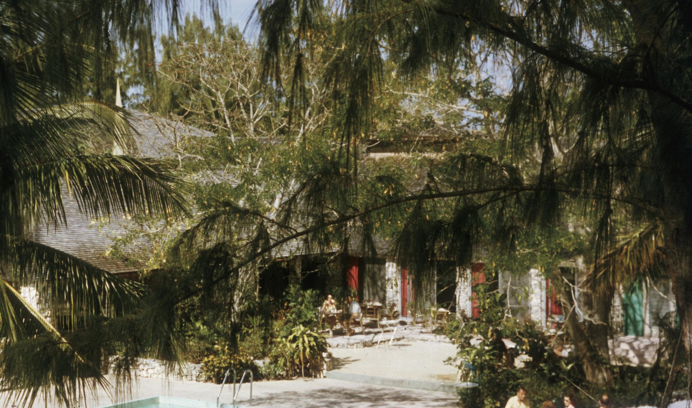 Pool-Party von Uthera -  Slim Aarons – Bahamas – Farbfotografie 20. Jahrhundert im Angebot 1