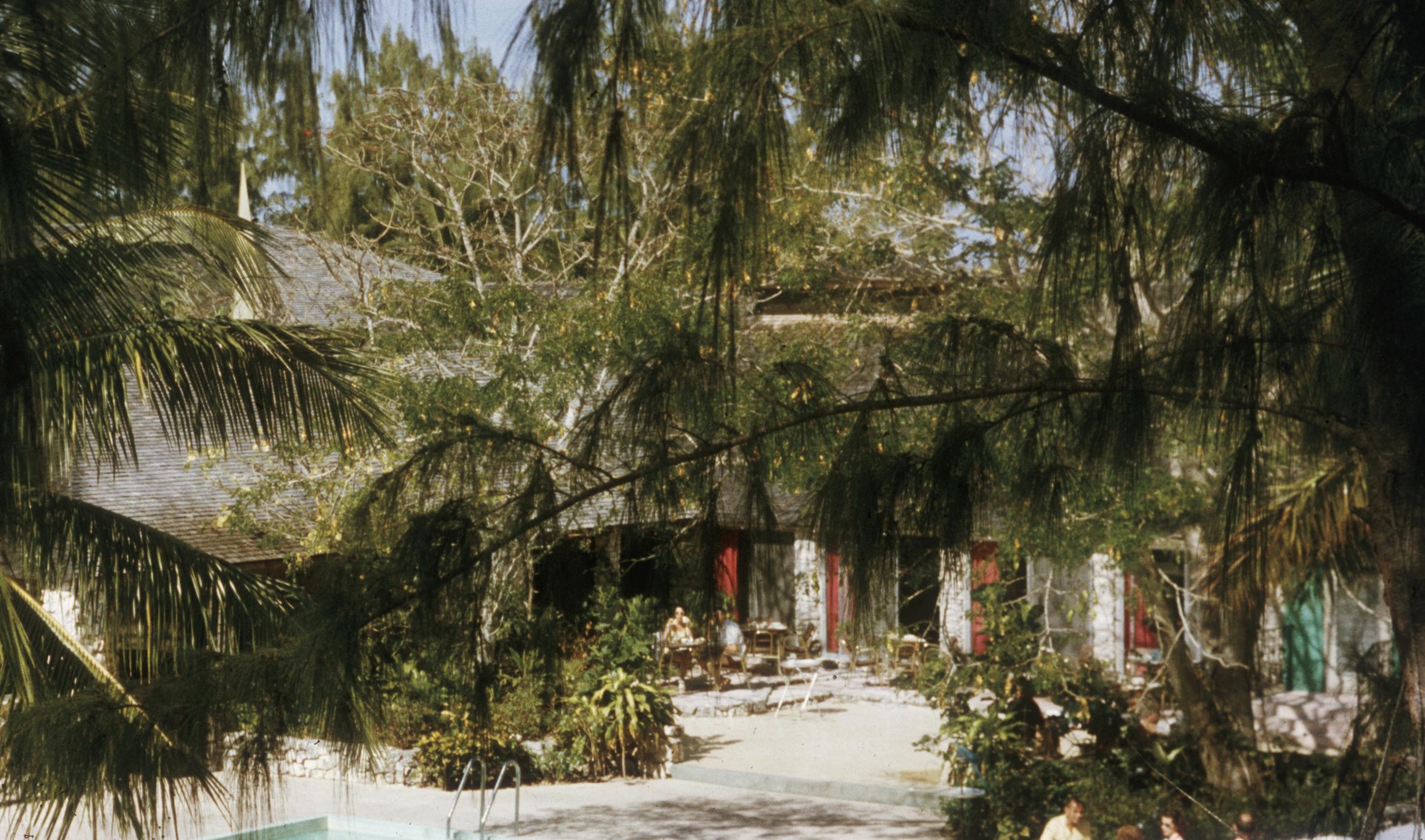 Eleuthera Pool Party -  Slim Aarons - Bahamas - fotografía en color siglo XX en venta 1