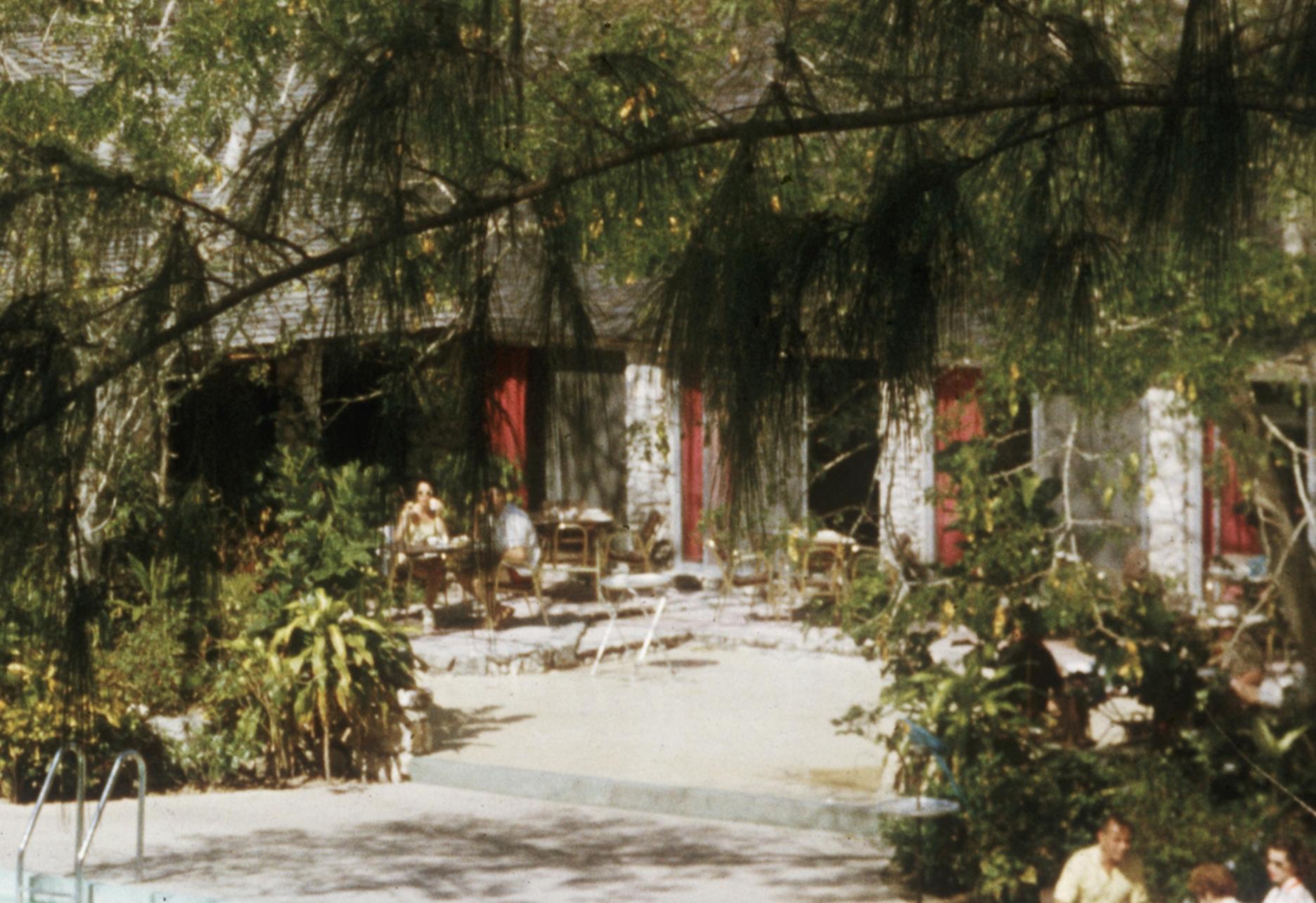 Festa in piscina a Eleuthera -  Slim Aarons - Bahamas - Edizione Estate in vendita 2