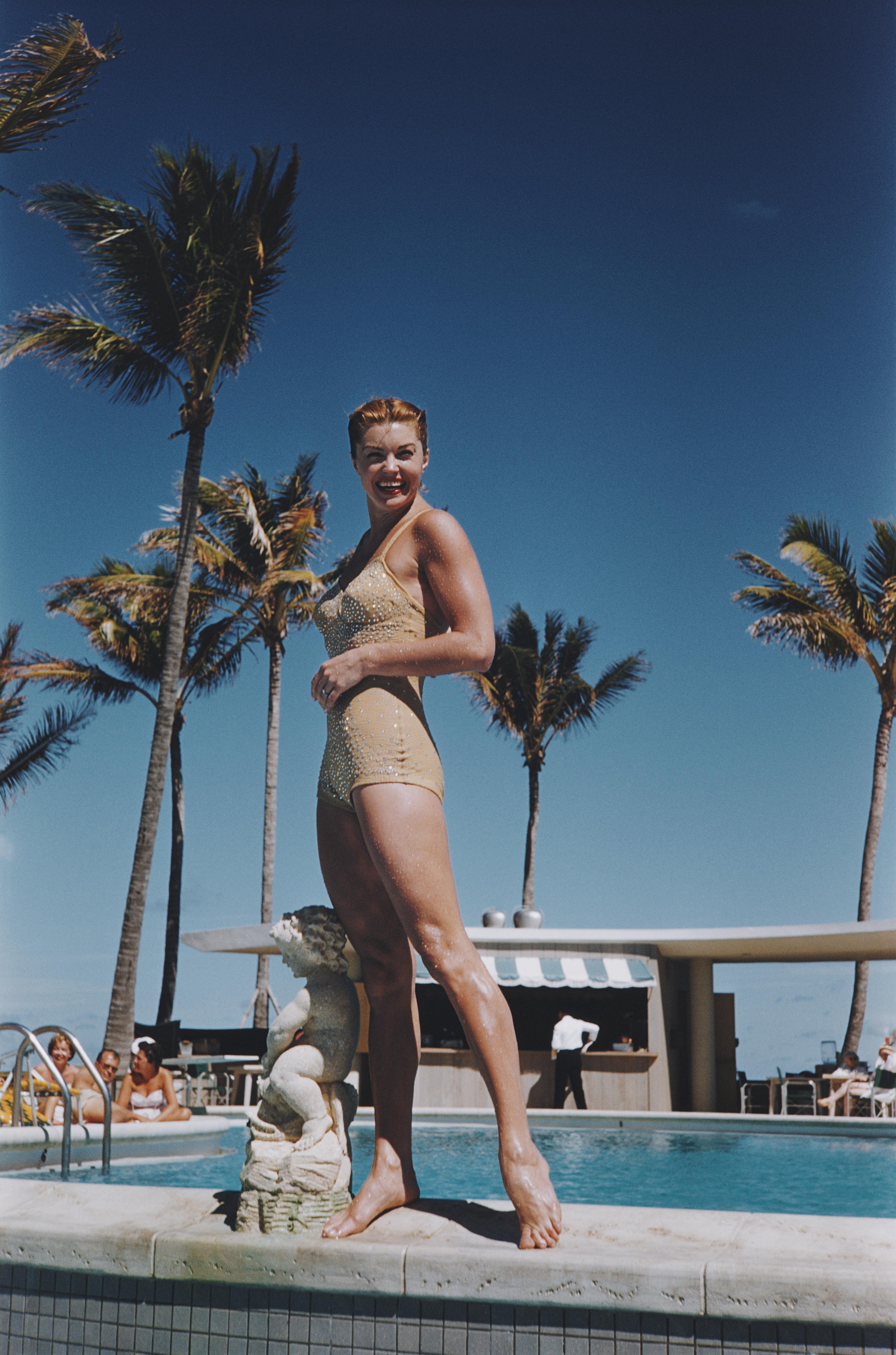 Color Photograph de Slim Aarons - Esther Williams, Junto a la piscina, Edición Estate, años 50 Florida