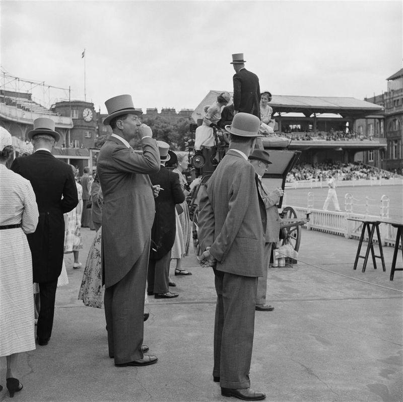 Black and White Photograph Slim Aarons - Eton V.I.I.I. (1955) - Edition limitée estampillée
