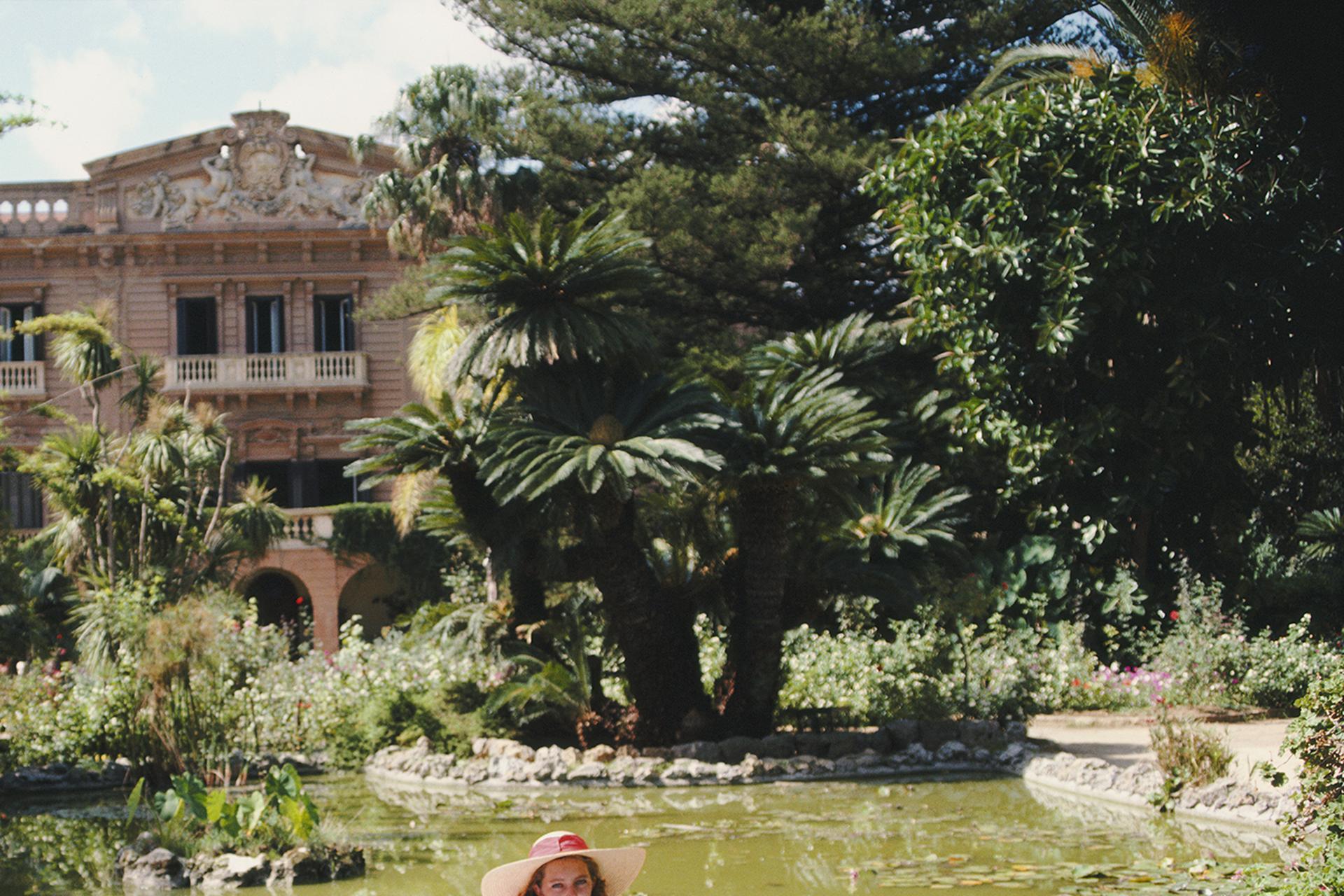 Donna Fabrizia Lanza di Mazzarino se détend dans un bateau sur un petit lac dans le parc de la Villa Tasca d'Almerita en Sicile, Italie, en octobre 1984.

Slim Aarons
Fabrizia Lanza di Mazzarino
Tirage chromogène Lambda
Slim Aarons Estate Edition de