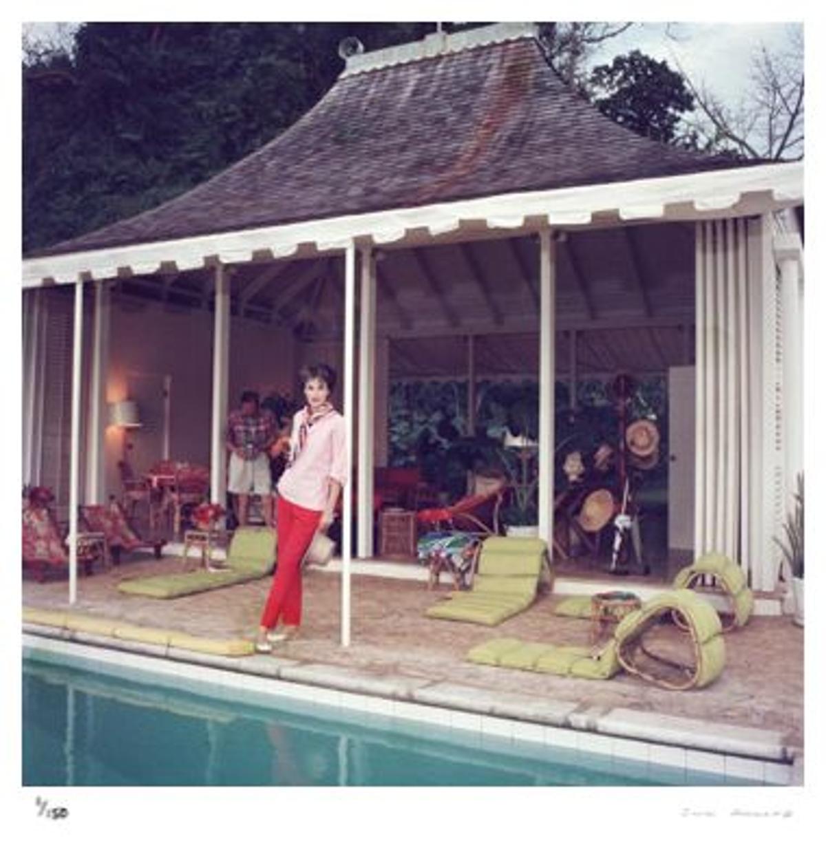 Familia Pargo 
1959
por Slim Aarons

impreso 2023

Slim Aarons Edición Limitada Estate

Babe Paley (Sra. de William Paley) junto a la piscina. Su marido, William Paley, hace de fotógrafo en su casa de campo, Round Hill, Jamaica. Un tiempo