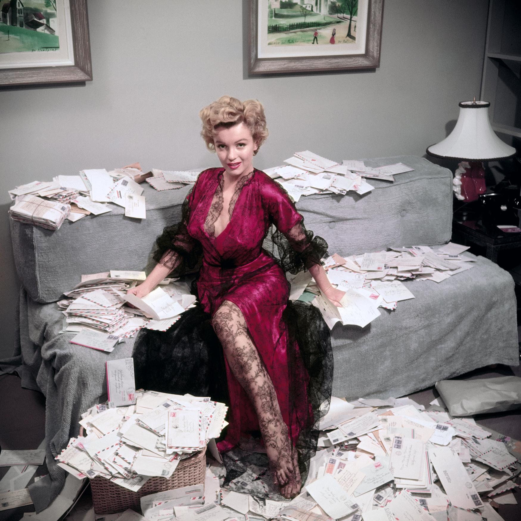 Slim Aarons Figurative Photograph – Fan Mail (Marilyn Monroe in Rot), Nachlassausgabe