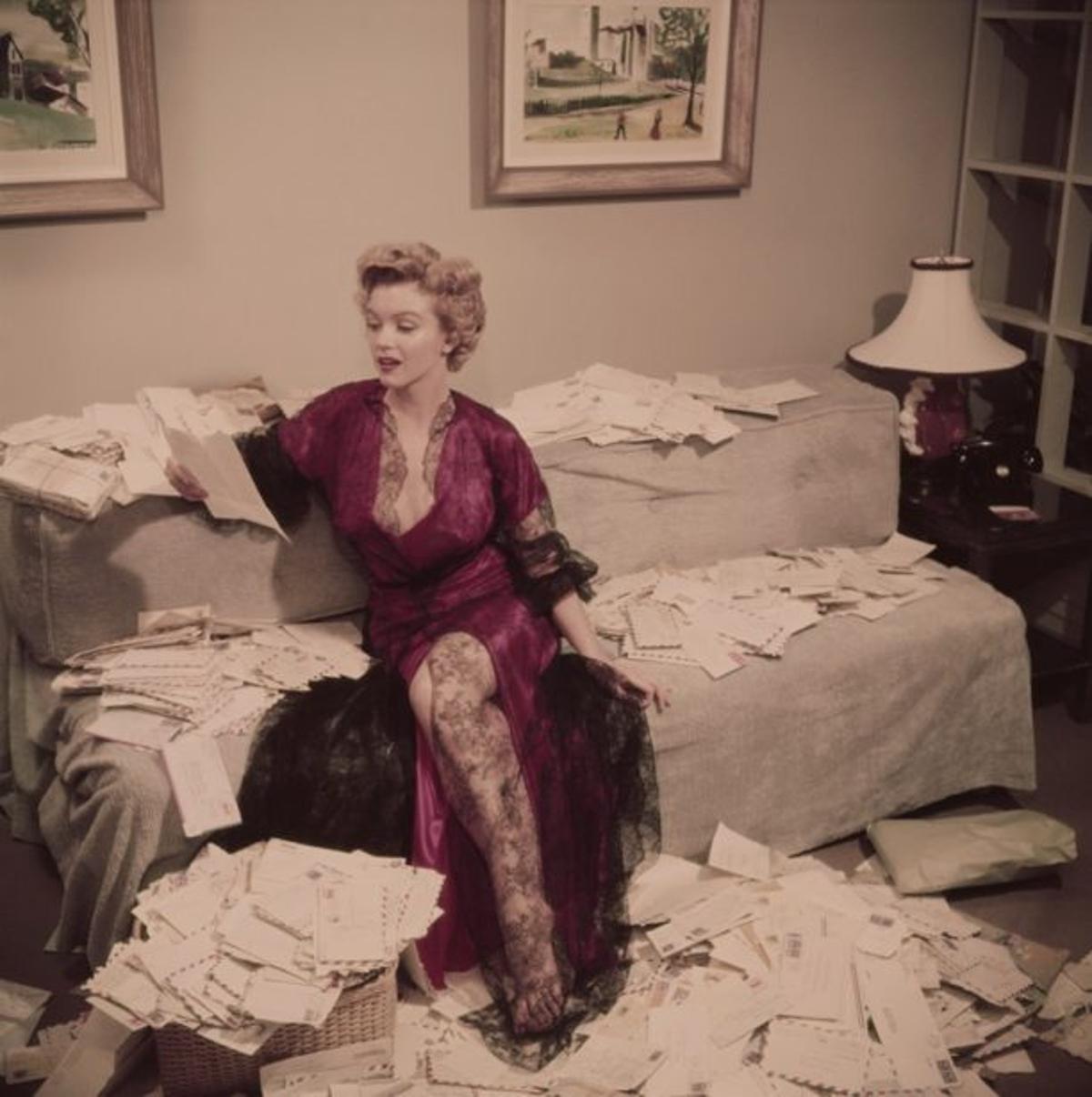 Fanpost 
1952
von Slim Aarons

gedruckt 2023
Slim Aarons Limited Estate Edition

Marilyn Monroe (1926 - 1962), in einem roten Negligé mit schwarzer Spitze, sortiert ihre Fanpost kurz nach der Veröffentlichung ihres Films "Der Asphaltdschungel",