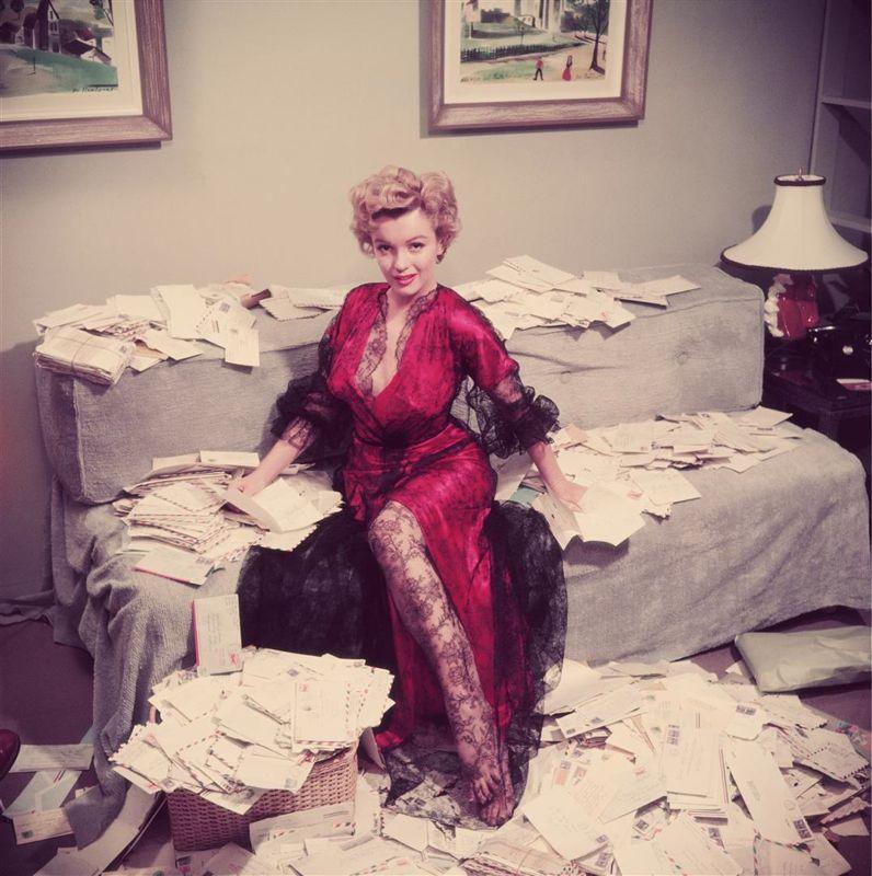 Correo de los fans" 1955 

Marilyn Monroe (1926 - 1962), con un picardías rojo ribeteado de encaje negro, ordena el correo de sus admiradores poco después del estreno de su película "La jungla de asfalto".

Tamaño del papel: 76 x 76 cm.

Colección