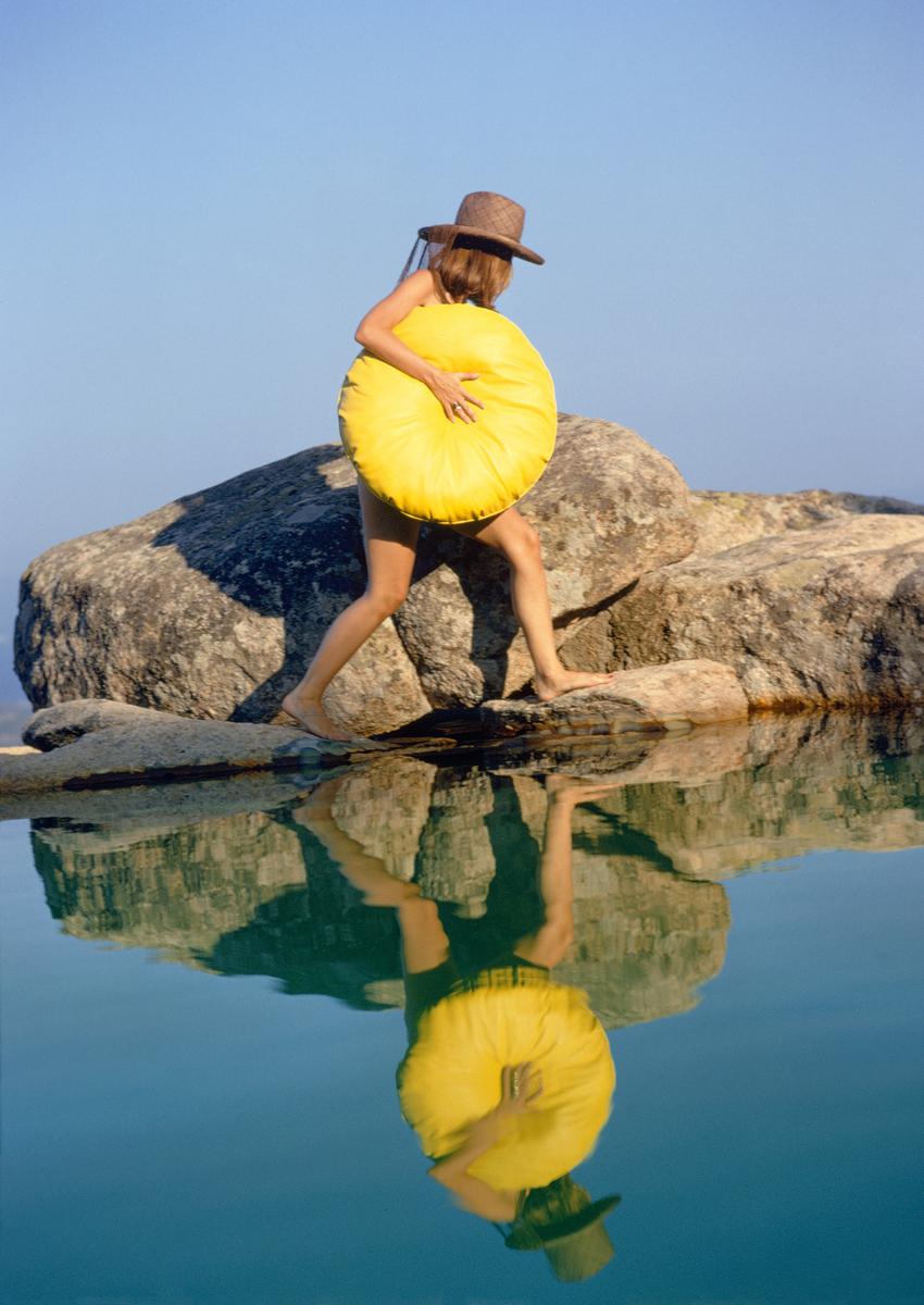 finding A Spot" 1973 Slim Aarons Edition limitée du Domaine 

Bain de soleil dans la piscine de style balnéaire de la maison de Jacques Couelle, "Monte Mano", sur la Costa Smeralda, en Sardaigne, août 1973. 
(Photo par Slim Aarons/Hulton