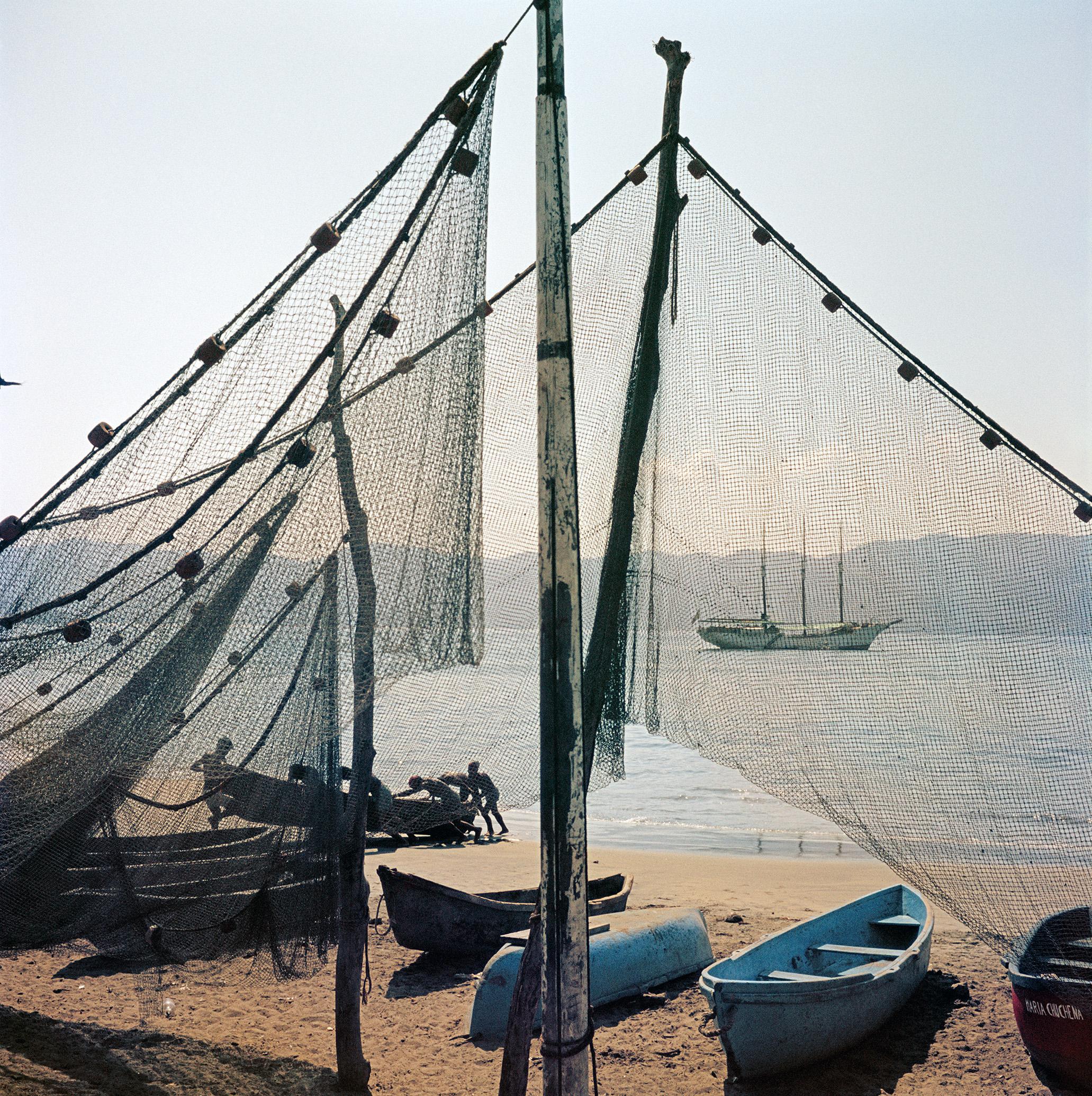 Bateaux de pêche Slim Aarons Estate Estate Stamped Print