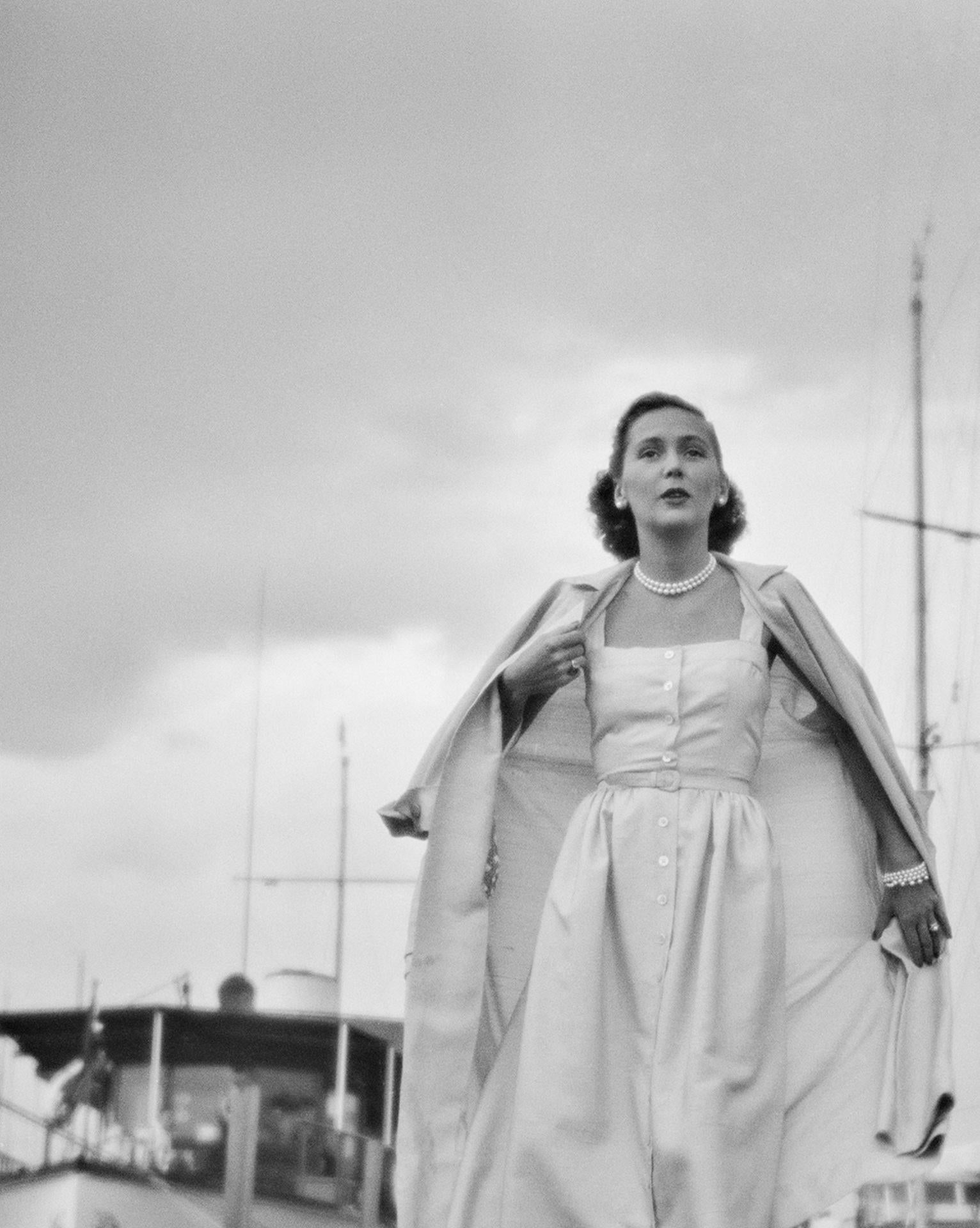Florence Pritchett Smith, Venecia, Estate Edition, Fotografía de retrato - Figurative Photograph Gris de Slim Aarons