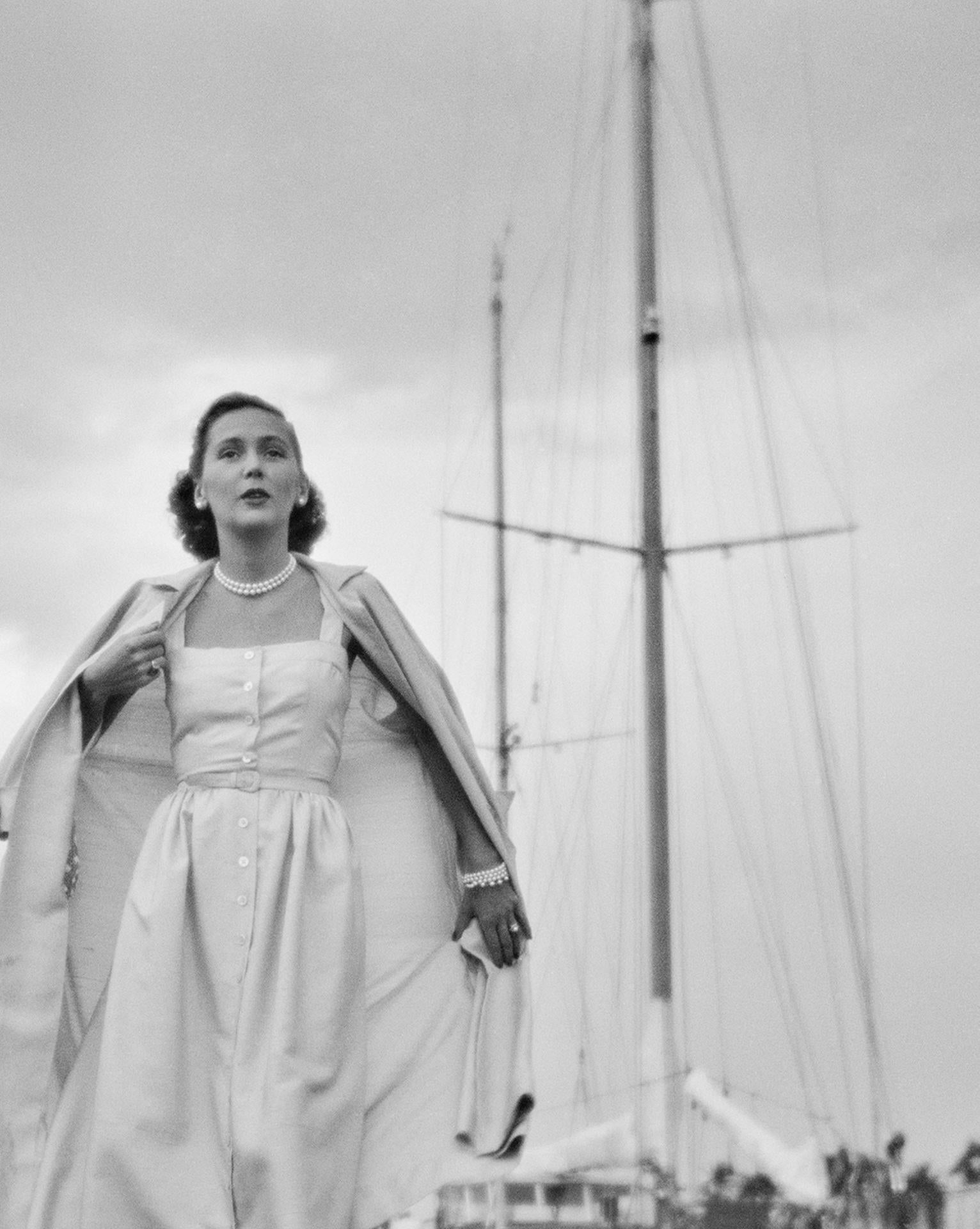 Este retrato de 1950, capturado por el fotógrafo de sociedad Slim Aarons, muestra a la modelo convertida en editora de moda y anfitriona de sociedad, Florence Pritchett Smith, cubierta con un vestido sin mangas de shantung de seda rosa y un abrigo