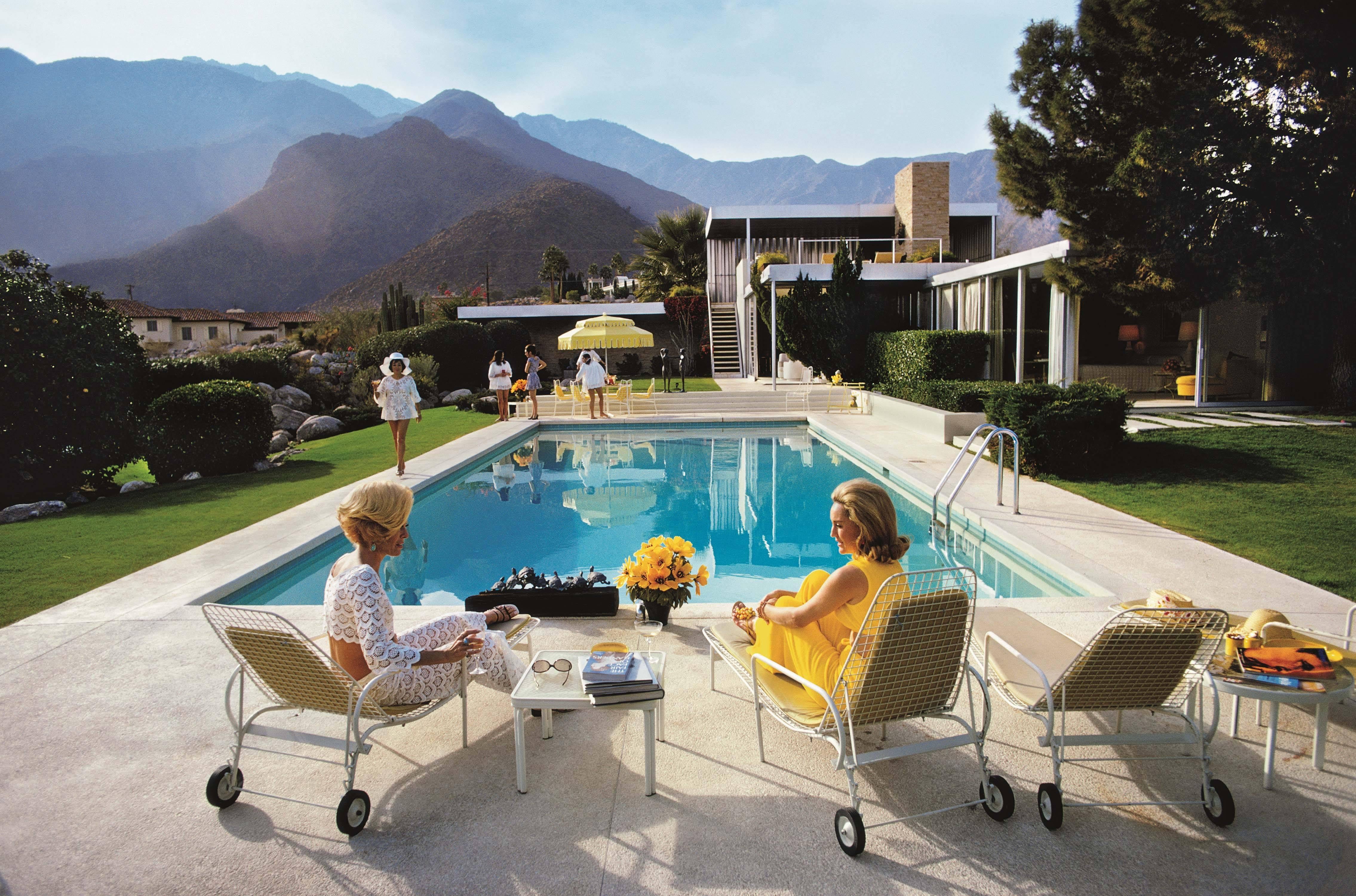 Slim Aarons Landscape Photograph – Poolside-Glamour