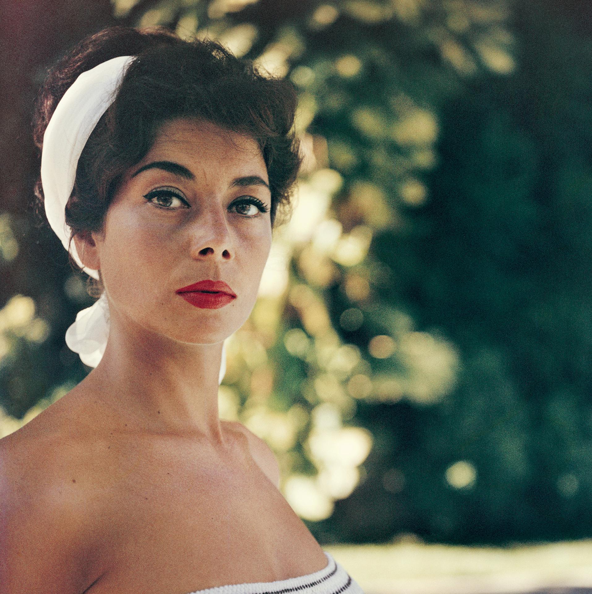 Francine Brandt, Messico, Estate Edition, Ritratto fotografico - Figurative Photograph Nero di Slim Aarons