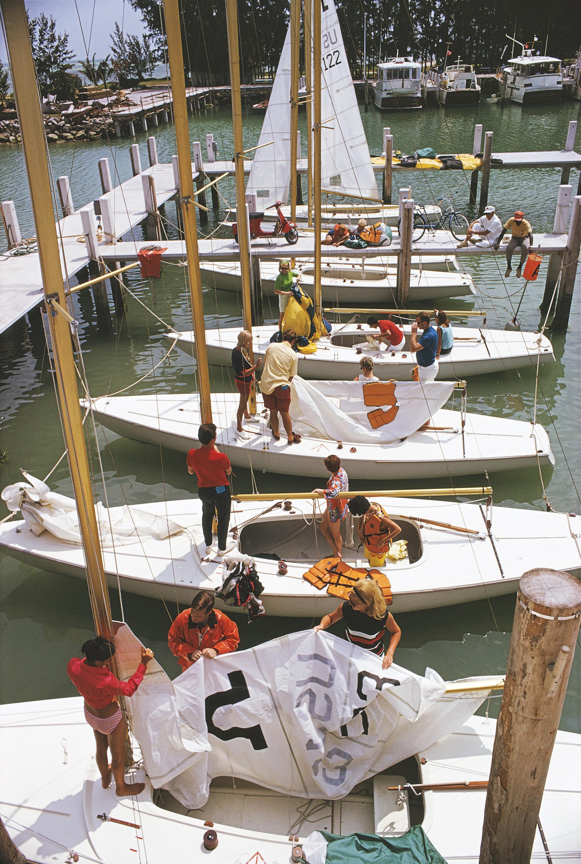 Slim Aarons Figurative Photograph – Freihafen Yachten