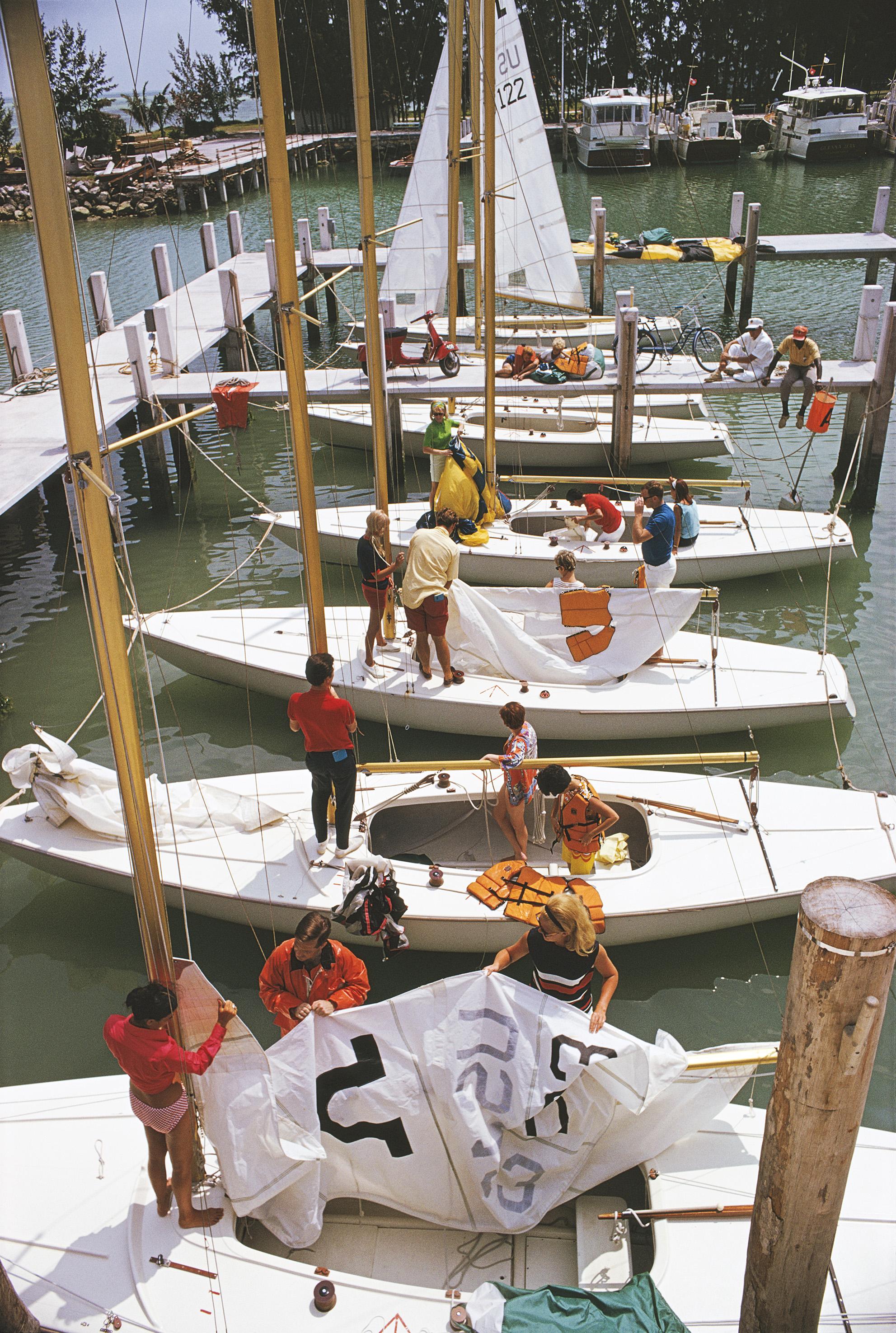 Figurative Photograph Slim Aarons - Freeport Yachts