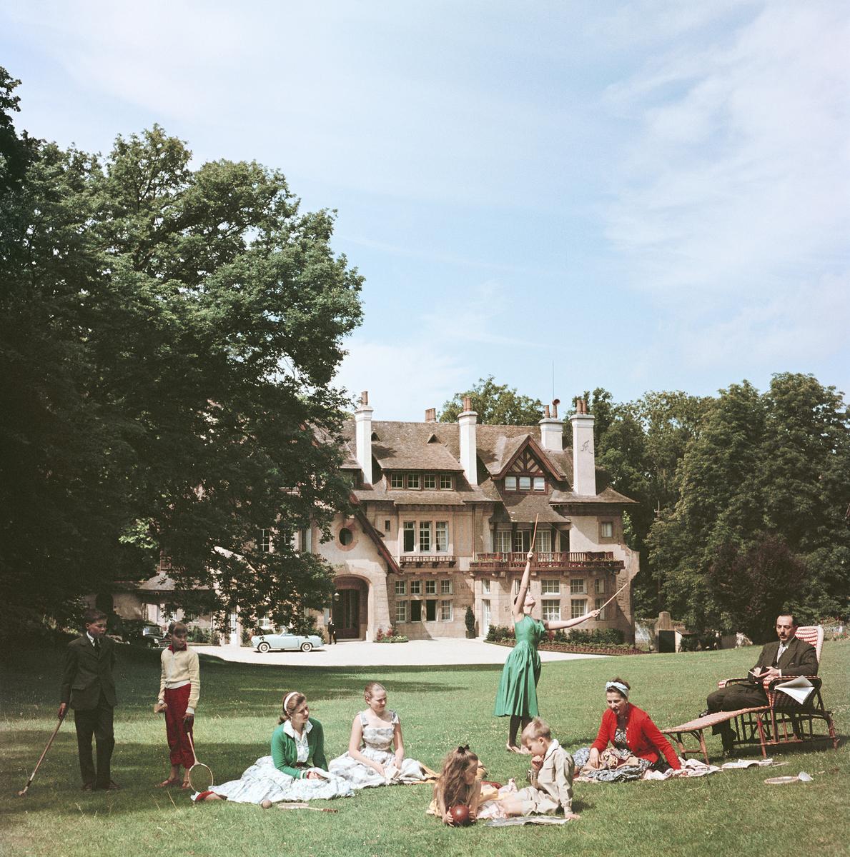 French Stately Home (1956) - Limitierter Nachlass gestempelt  

(Foto: Slim Aarons) 

Der Comte de Paris, Anwärter auf den französischen Thron, mit seiner Frau, der Comtesse, und ihren Kindern in ihrem Haus, dem Manoir du Coeur Volant, Louveciennes,