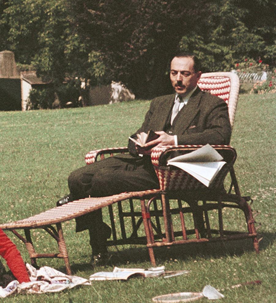 Casa señorial francesa, 1956 - Paisaje rural del castillo francés de Versalles - Photograph moderno estadounidense de Slim Aarons