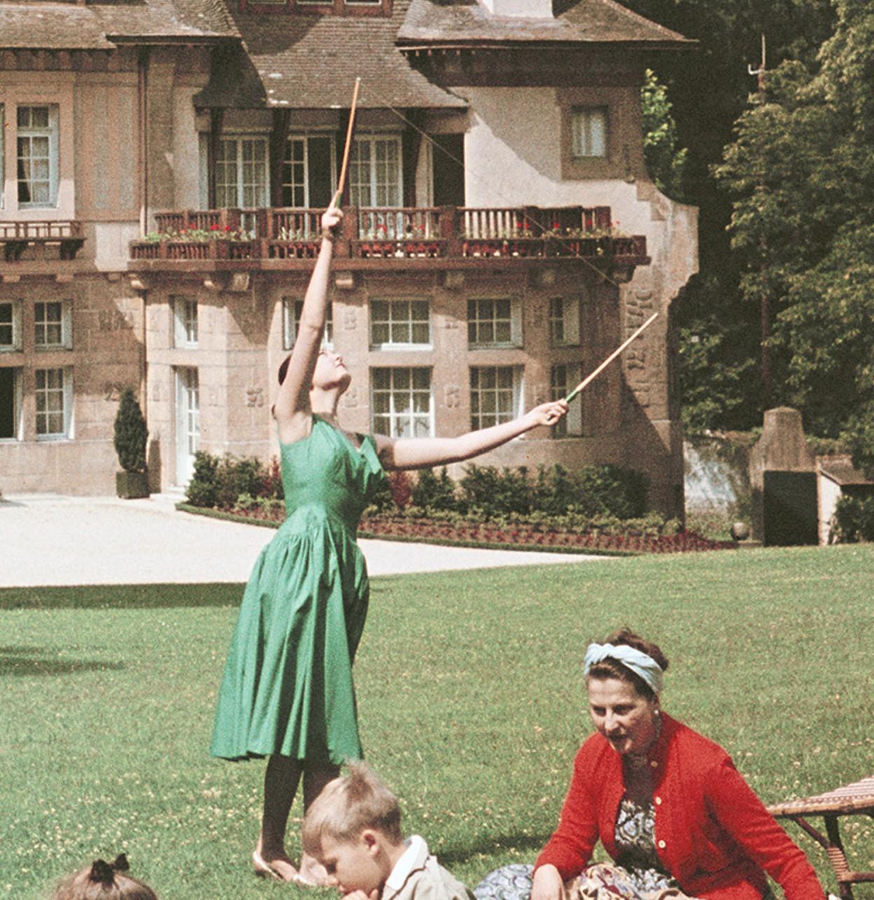 Casa señorial francesa, 1956 - Paisaje rural del castillo francés de Versalles - Landscape Photograph Gris de Slim Aarons