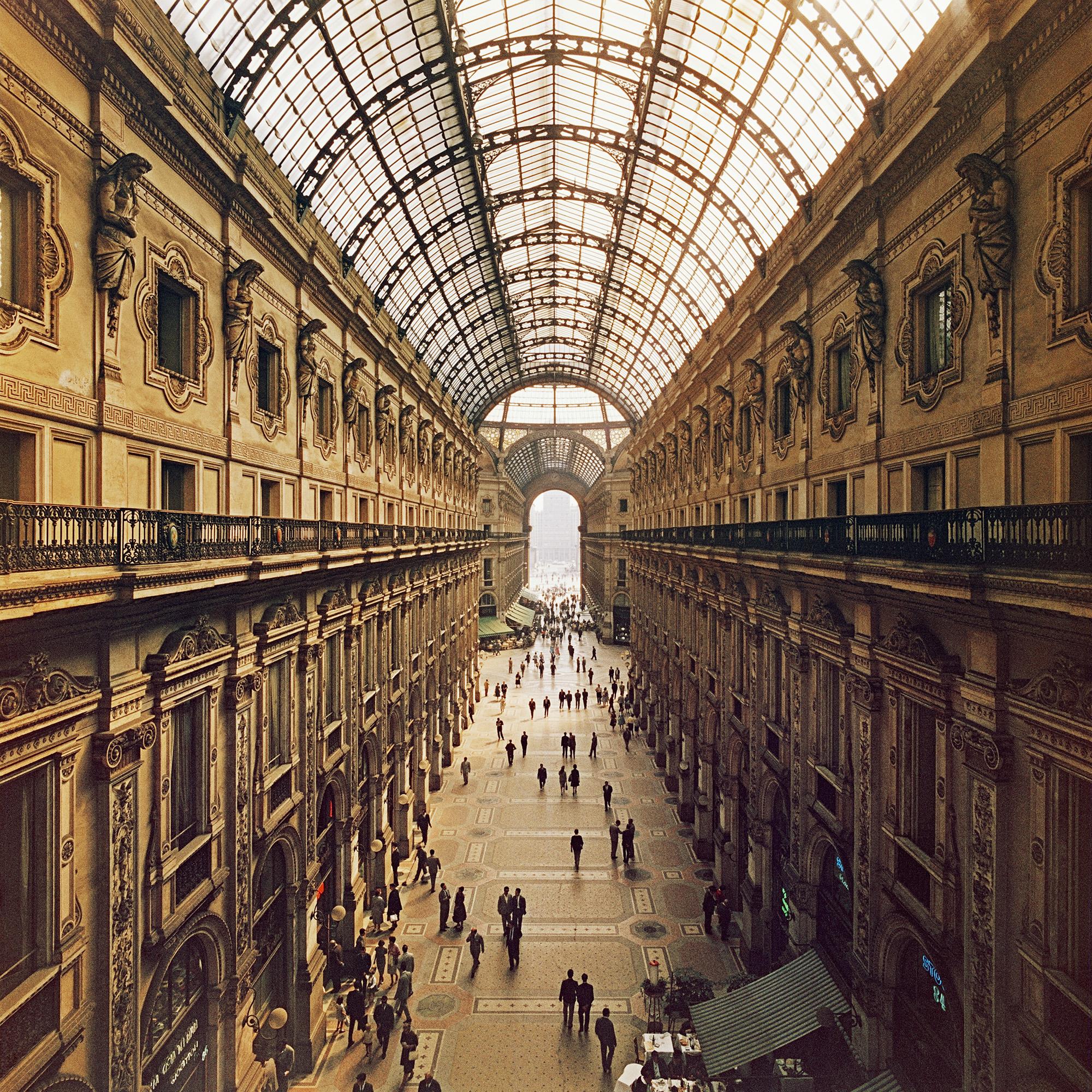 Slim Aarons Color Photograph – Galleria Vittorio Emanuele II, Nachlass-Ausgabe