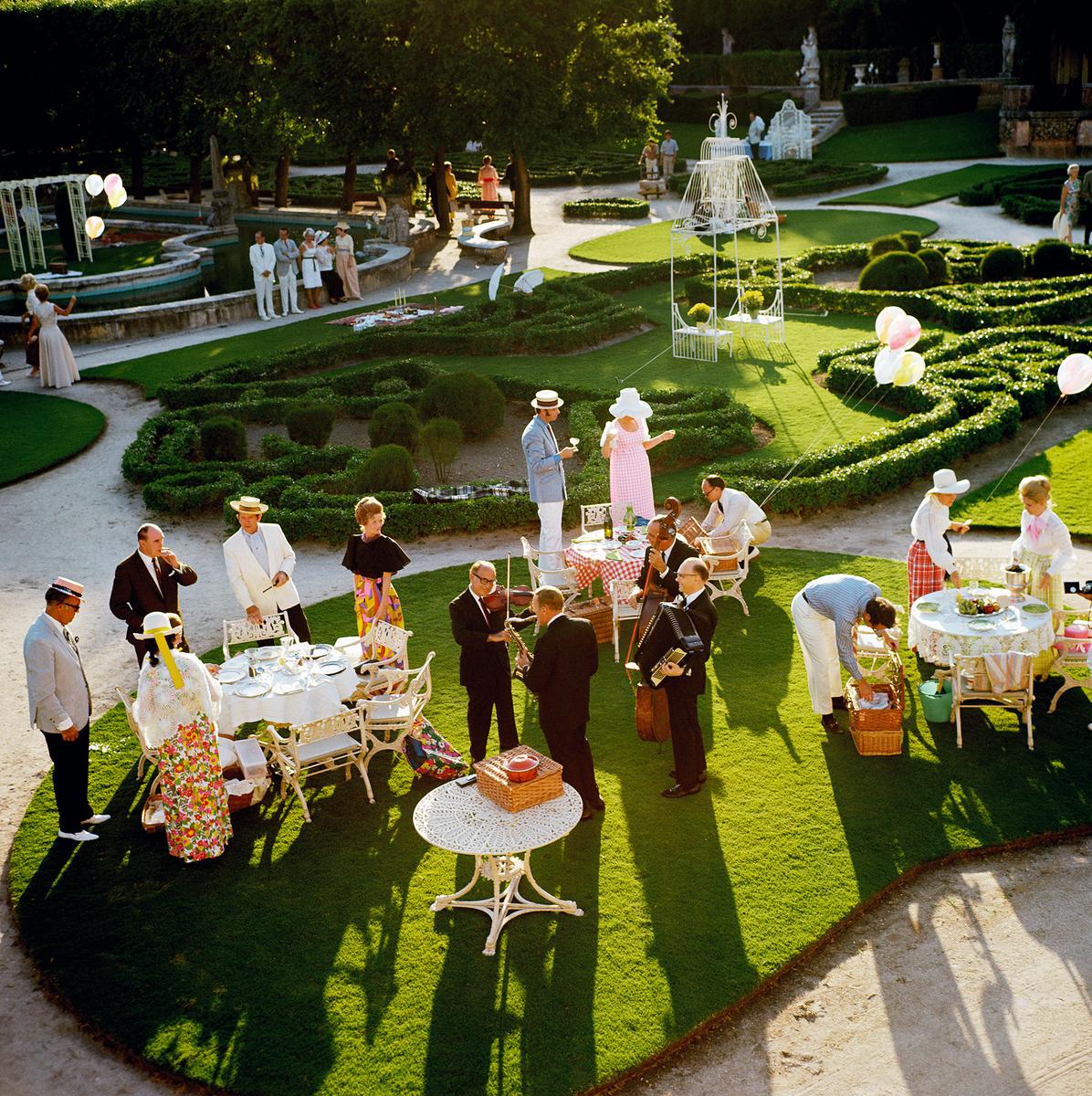 Fiesta en el jardín. Una elegante fiesta en un jardín de Miami, Florida, 1970.

Enorme tamaño de papel 60 x 60" pulgadas / 152 x 152 cm

Colección de sellos patrimoniales Edición limitada a 150 

Foto de Slim Aarons

Impreso en 2025

Limitado a 150