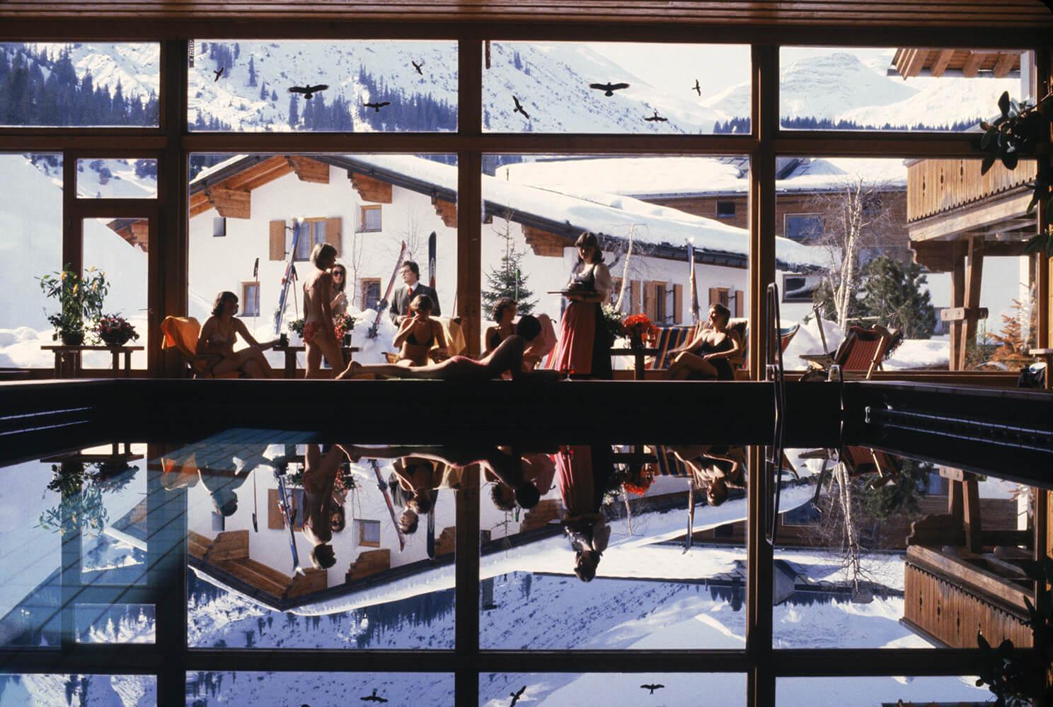 Des clients se prélassent au bord de la piscine intérieure du Gasthof Post à Lech, en Autriche, en février 1979.

Cette photographie fait partie de l'édition limitée à 150 exemplaires de la succession
30x40"
C-print, d'après le transparent