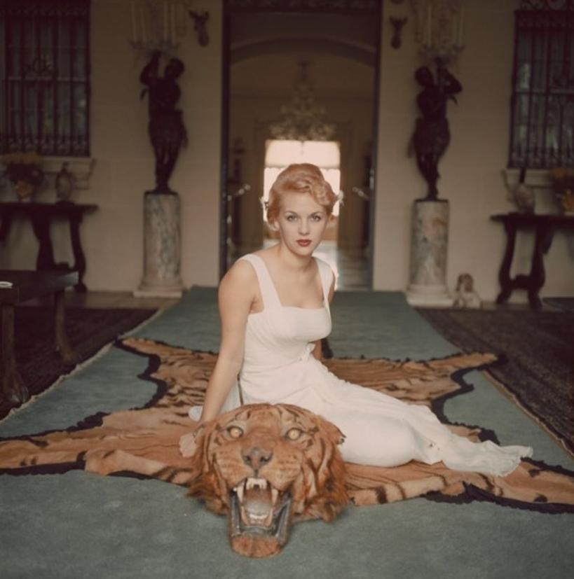 George Cameron 
1959
por Slim Aarons

Slim Aarons Edición Limitada Estate

La Sra. George (Daphne) Cameron se sienta sobre una piel de tigre en la sala de trofeos de la casa de Palm Beach de Laddie Sanford.

sin enmarcar
c escribir imprimir
impreso